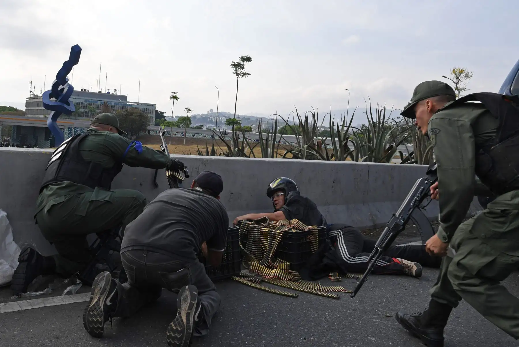 Soldados leales al presidente interino Juan Guaido se posicionan frente a la base de La Carlota en Caracas. Foto: AFP