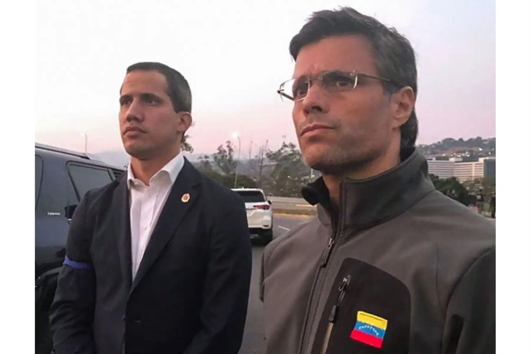 Esta foto distribuida por Leopoldo López en su cuenta de Twitter muestra al líder opositor venezolano y al presidente interino Juan Guaidó. Foto: AFP