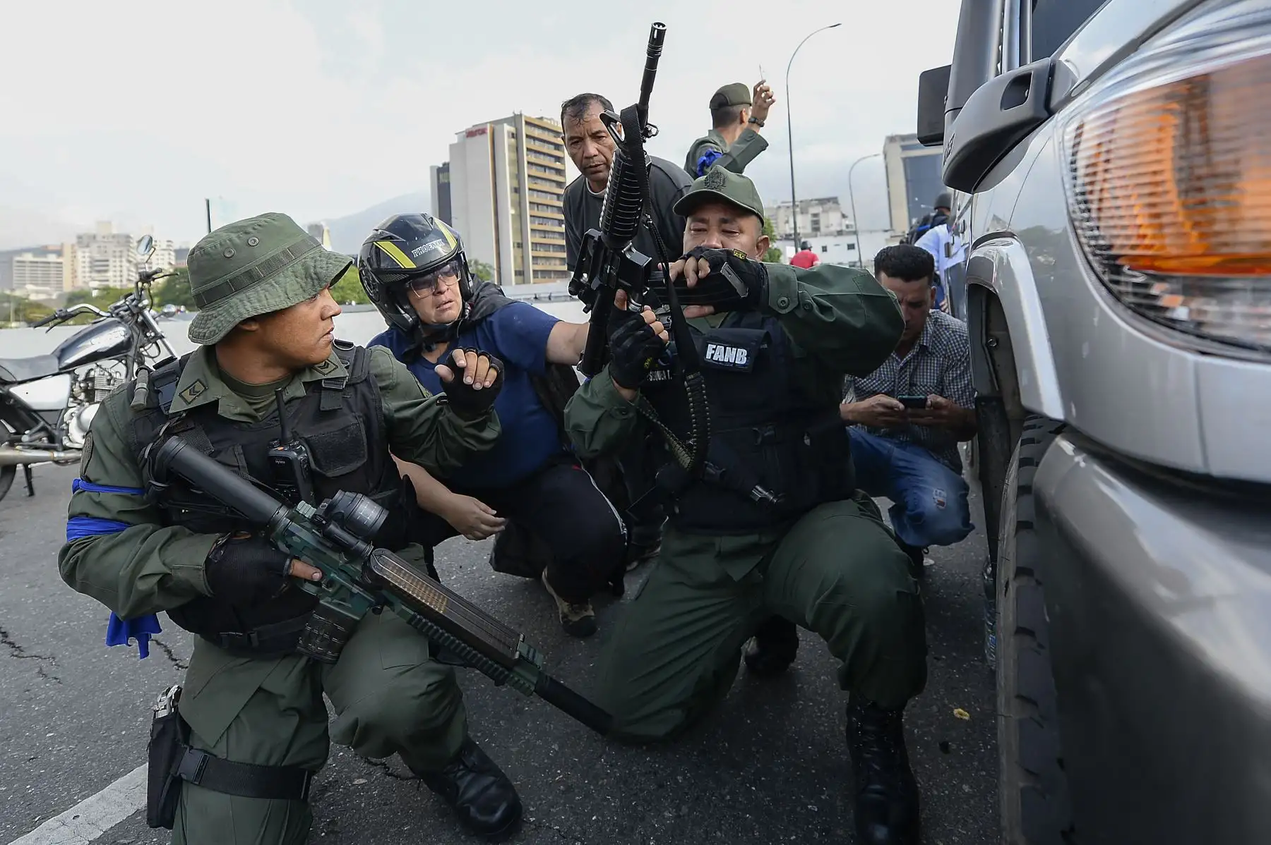 Soldados que apoyan al presidente interino, Juan Guaidó, se enfrentan con miembros de la Guardia Nacional Bolivariana leal al presidente Nicolás Maduro, frente a la base de La Carlota en Caracas. Foto: AFP