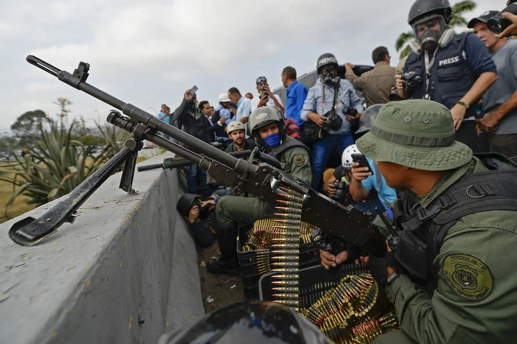 Soldados que apoyan al presidente interino, Juan Guaidó, se enfrentan con miembros de la Guardia Nacional Bolivariana leal al presidente Nicolás Maduro, frente a la base de La Carlota en Caracas. Foto: AFP