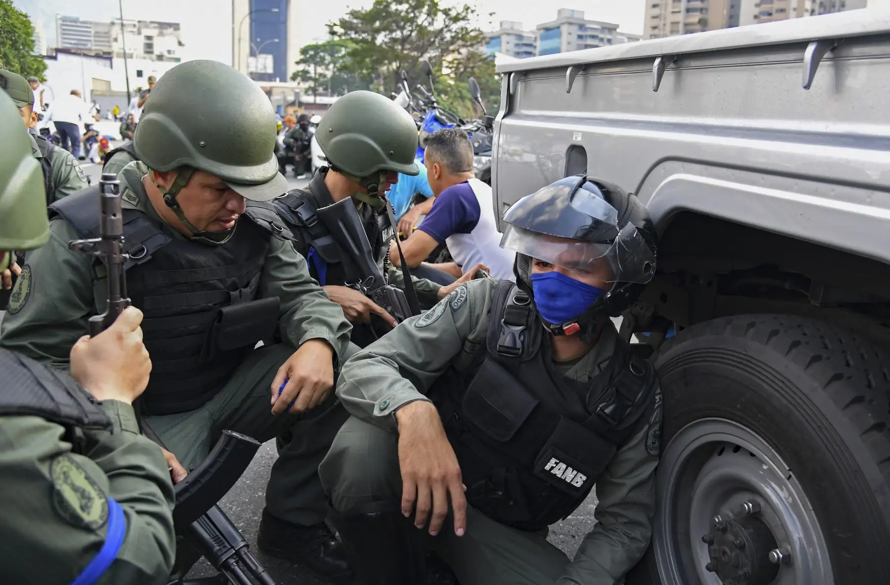 Soldados que apoyan al presidente interino, Juan Guaidó, se enfrentan con miembros de la Guardia Nacional Bolivariana leal al presidente Nicolás Maduro, frente a la base de La Carlota en Caracas. Foto: AFP