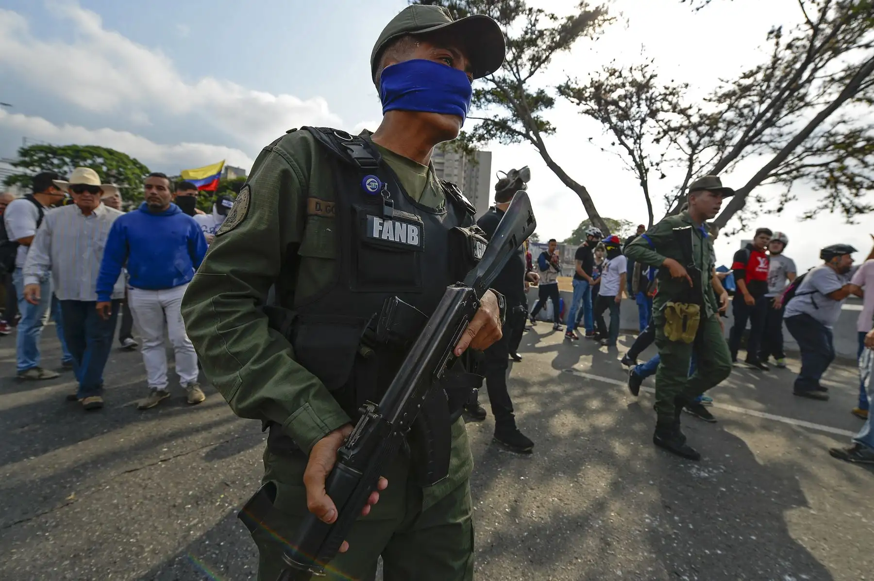 Soldados que apoyan al presidente interino, Juan Guaidó, se enfrentan con miembros de la Guardia Nacional Bolivariana leal al presidente Nicolás Maduro, frente a la base de La Carlota en Caracas. Foto: AFP