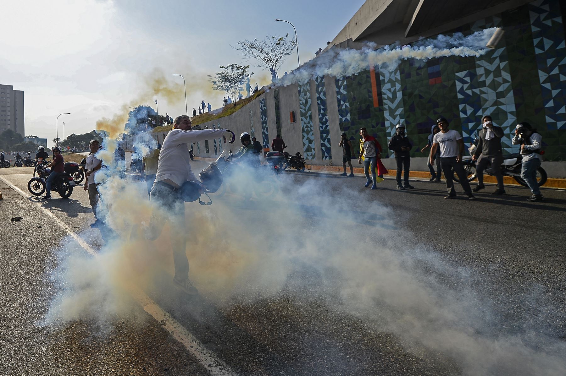 Manifestantes se enfrentan a los soldados leales al presidente venezolano Nicolás Maduro después de que las tropas se unieran al líder opositor Juan Guaidó en Caracas. Foto: AFP