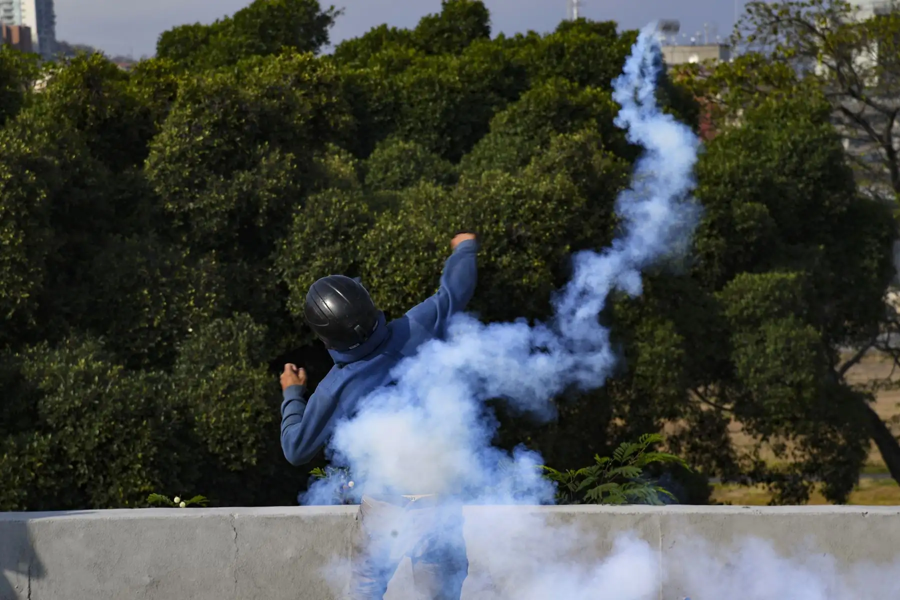Manifestantes se enfrentan a los soldados leales al presidente venezolano Nicolás Maduro después de que las tropas se unieran al líder opositor Juan Guaidó en Caracas. Foto: AFP Manifestantes se enfrentan a los soldados leales al presidente venezolano Nicolás Maduro después de que las tropas se unieran al líder opositor Juan Guaidó en Caracas. Foto: AFP