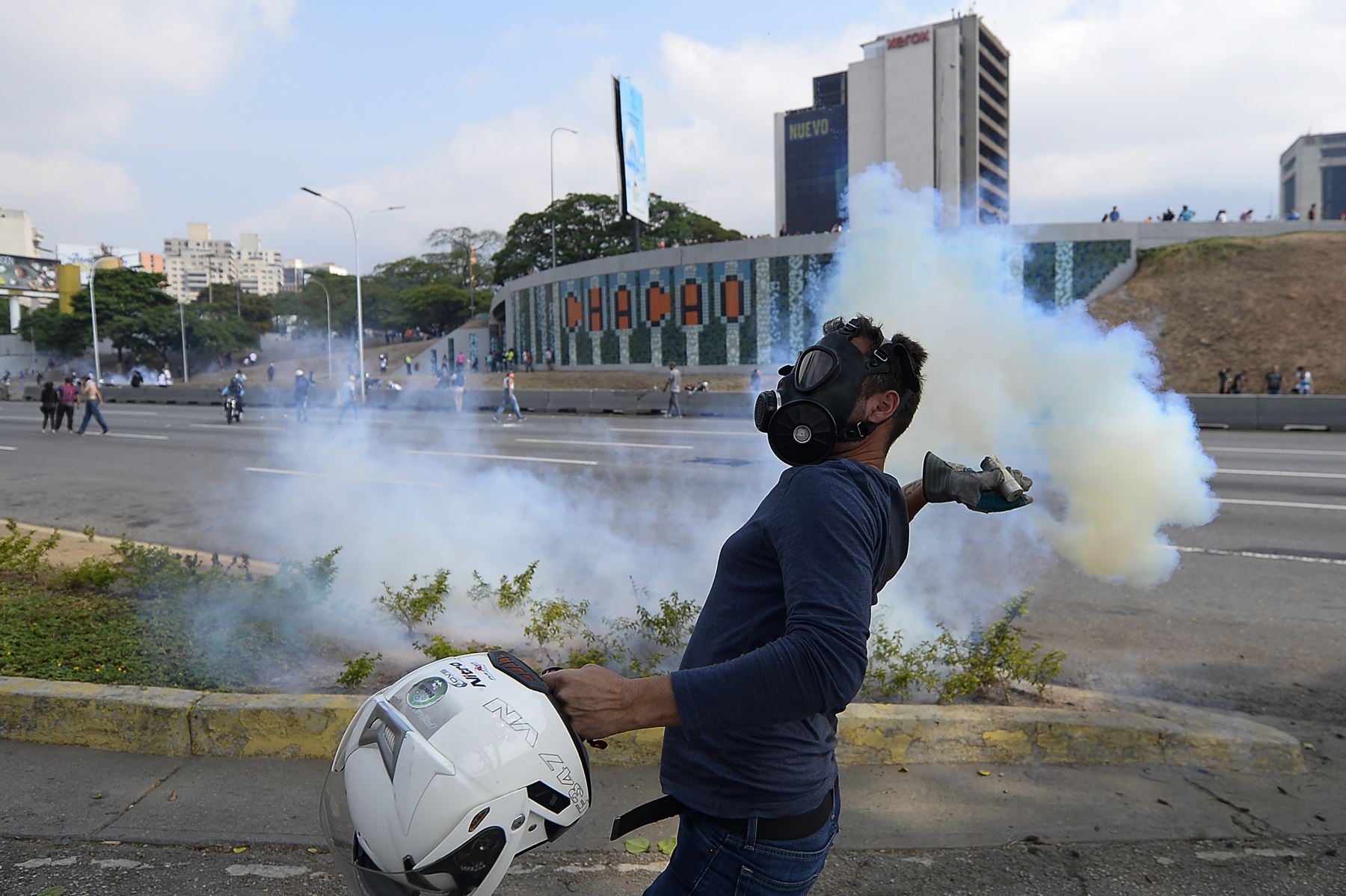Manifestantes se enfrentan a los soldados leales al presidente venezolano Nicolás Maduro después de que las tropas se unieran al líder opositor Juan Guaidó en Caracas. Foto: AFP