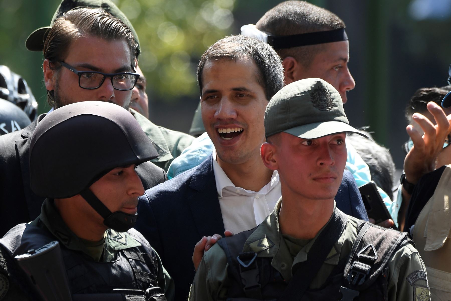 El presidente interino,Juan Guaidó, se reúne con simpatizantes en Caracas. Foto: AFP
