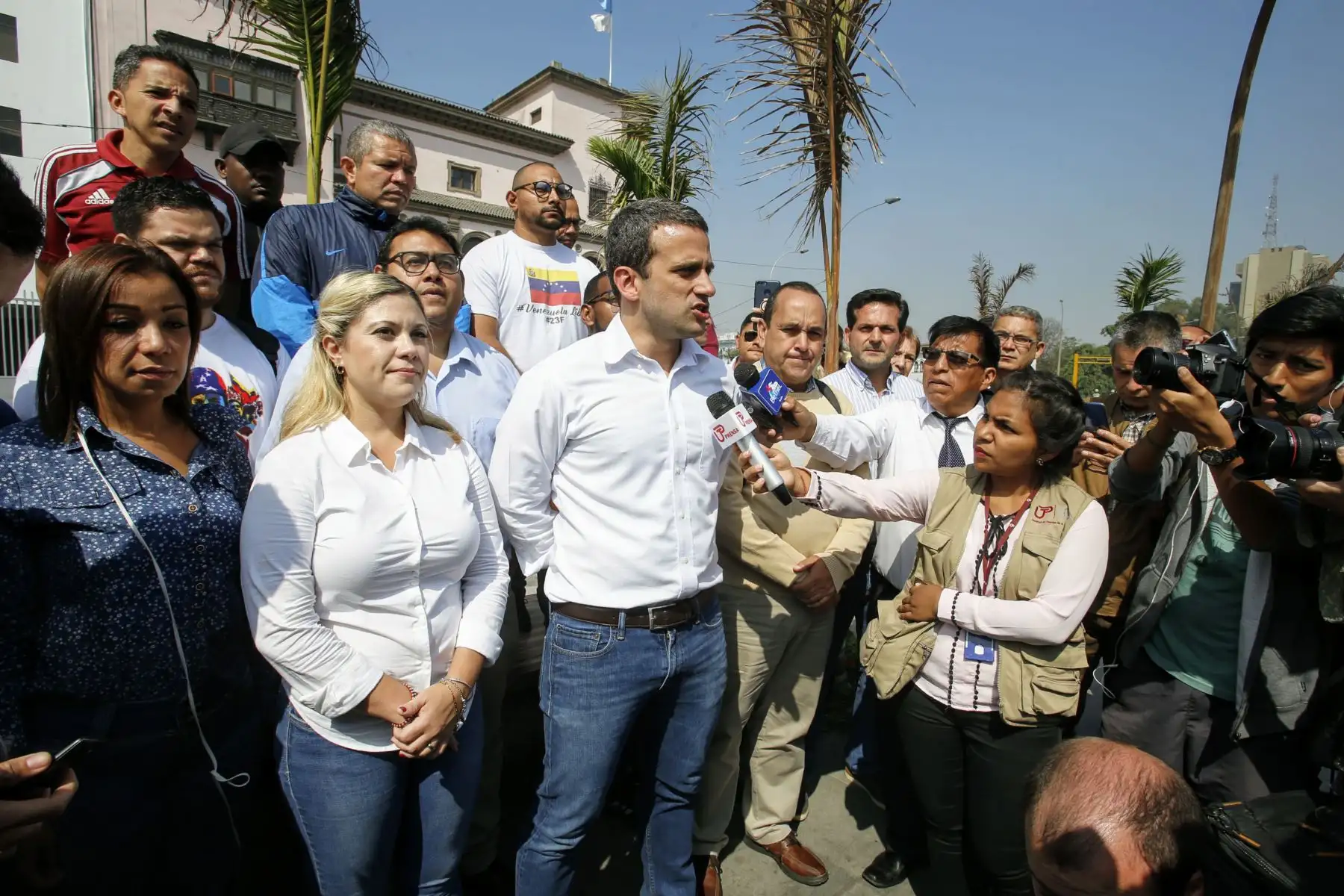 Carlos Scull, embajador del gobierno encargado venezolano, encabeza la manifestación. Foto: ANDINA/Nathalie Sayago