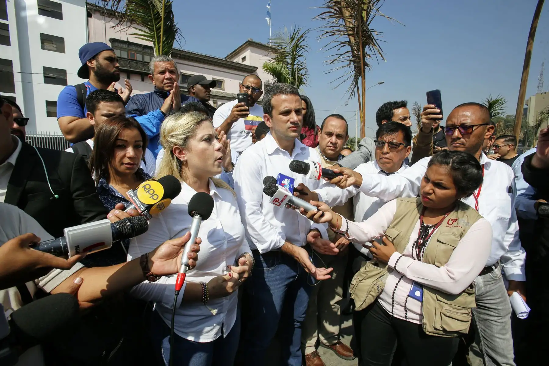 Carlos Scull, embajador del gobierno encargado venezolano, encabeza la manifestación. Foto: ANDINA/Nathalie Sayago