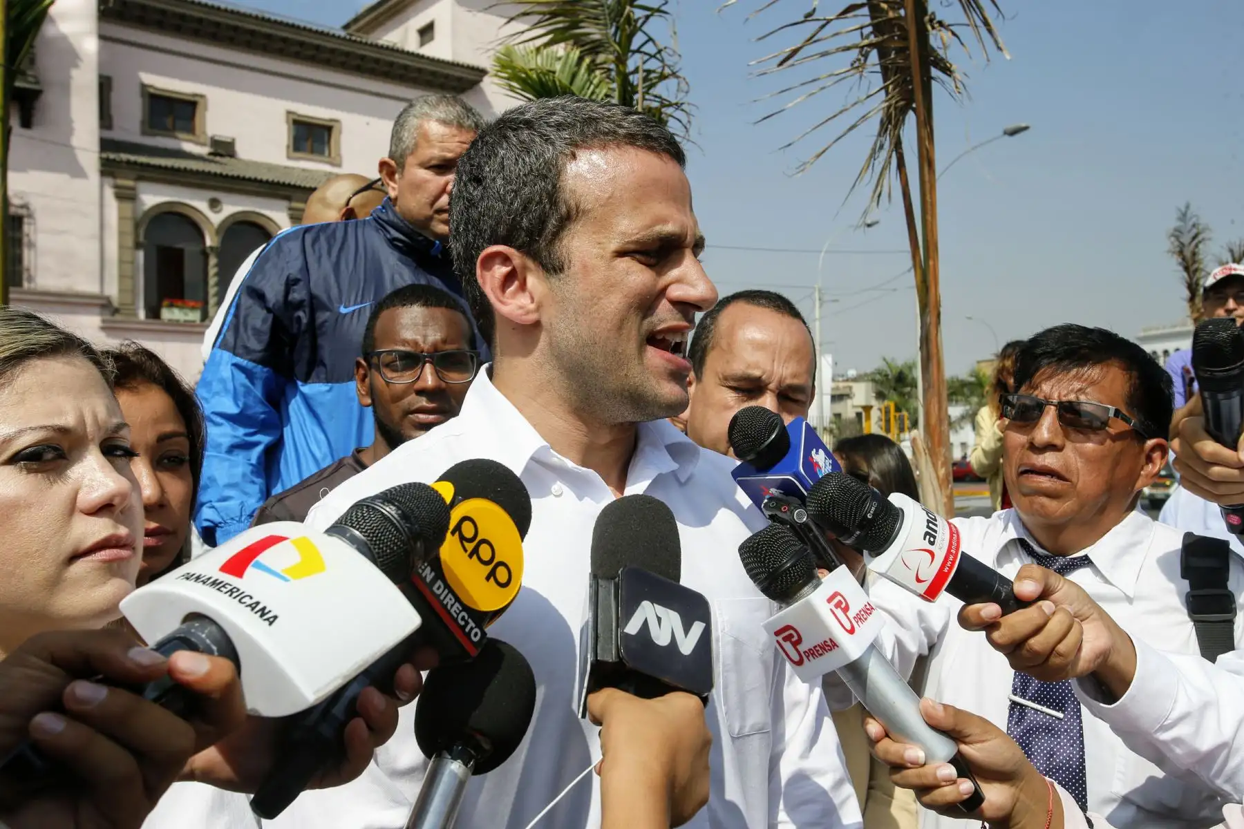 Carlos Scull, embajador del gobierno encargado venezolano, encabeza la manifestación. Foto: ANDINA/Nathalie Sayago