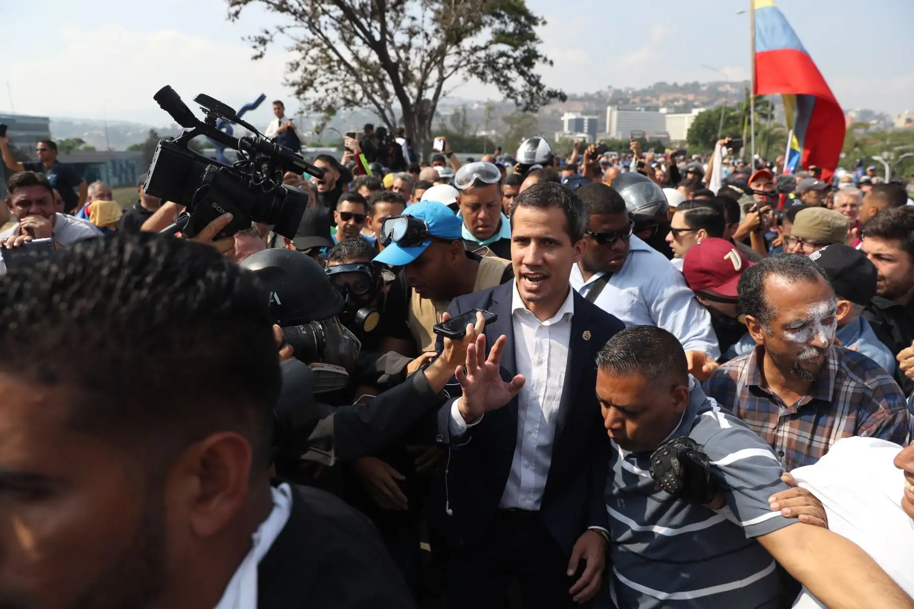 El presidente interino Juan Guaidó, participa en una marcha en contra del gobierno de Nicolas Maduro en Caracas, Venezuela. Foto: AFP