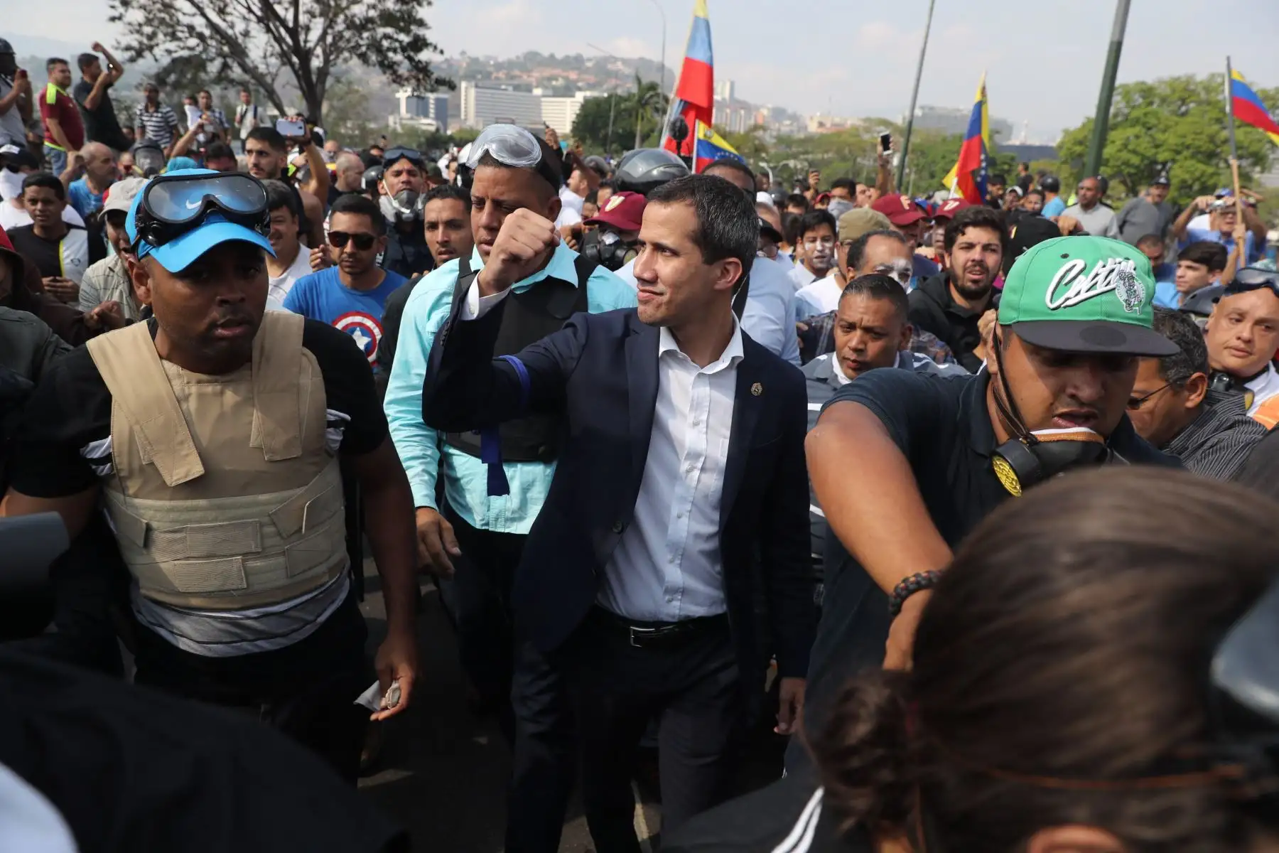 El presidente interino Juan Guaidó, participa en una marcha en contra del gobierno de Nicolas Maduro en Caracas, Venezuela. Foto: AFP
