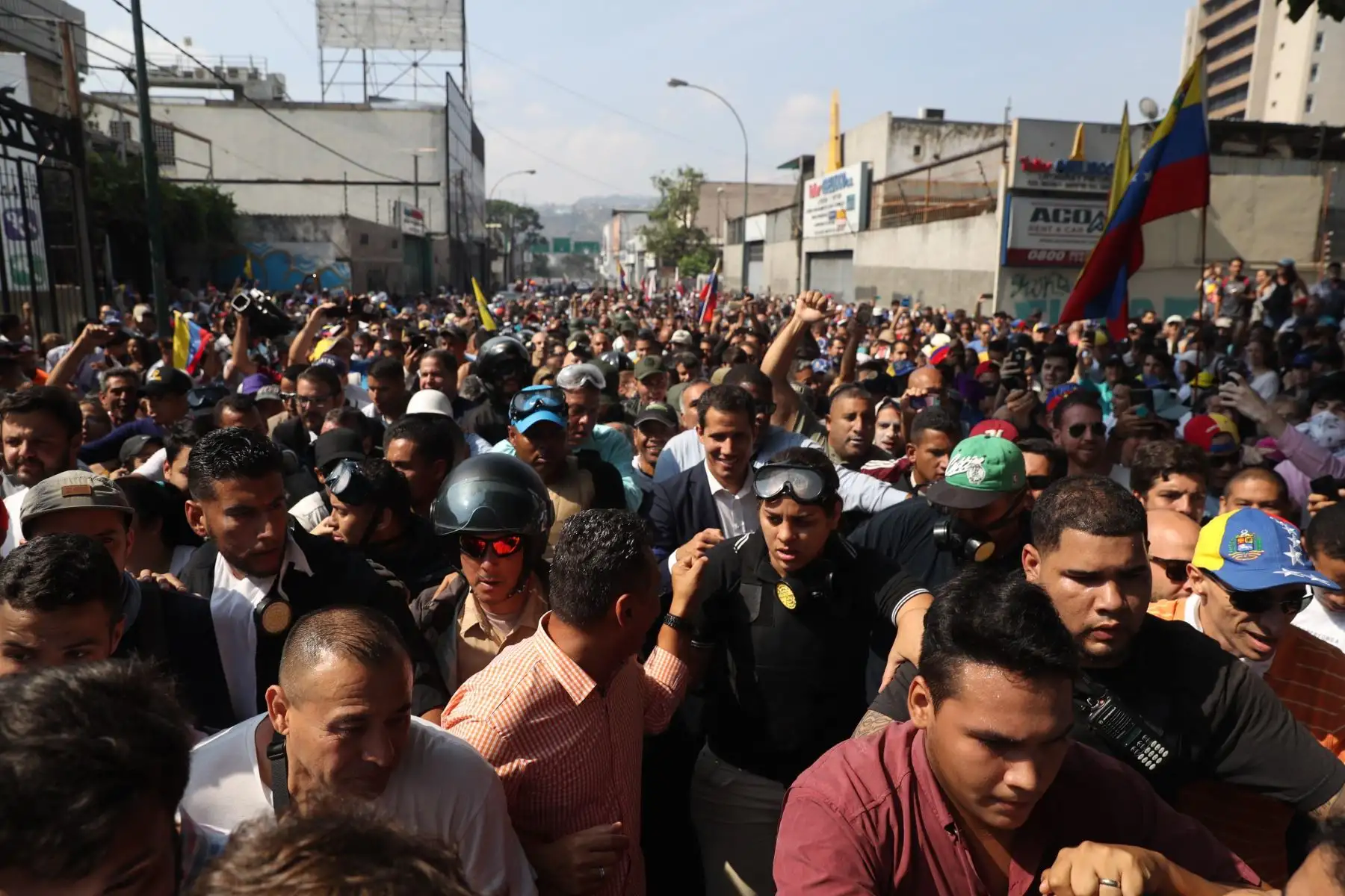 El presidente interino Juan Guaidó, participa en una marcha en contra del gobierno de Nicolas Maduro en Caracas, Venezuela. Foto: AFP