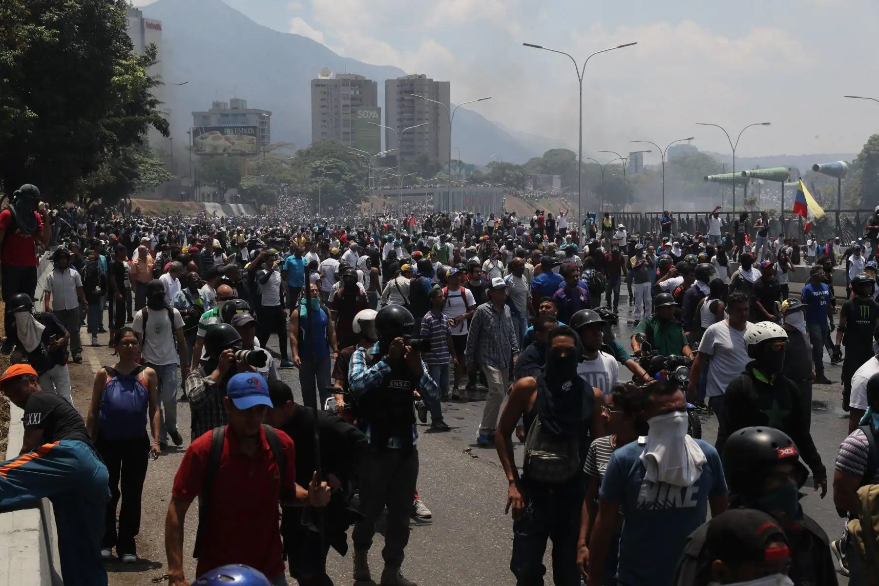 El presidente interino Juan Guaidó, participa en una marcha en contra del gobierno de Nicolas Maduro en Caracas, Venezuela. Foto: AFP