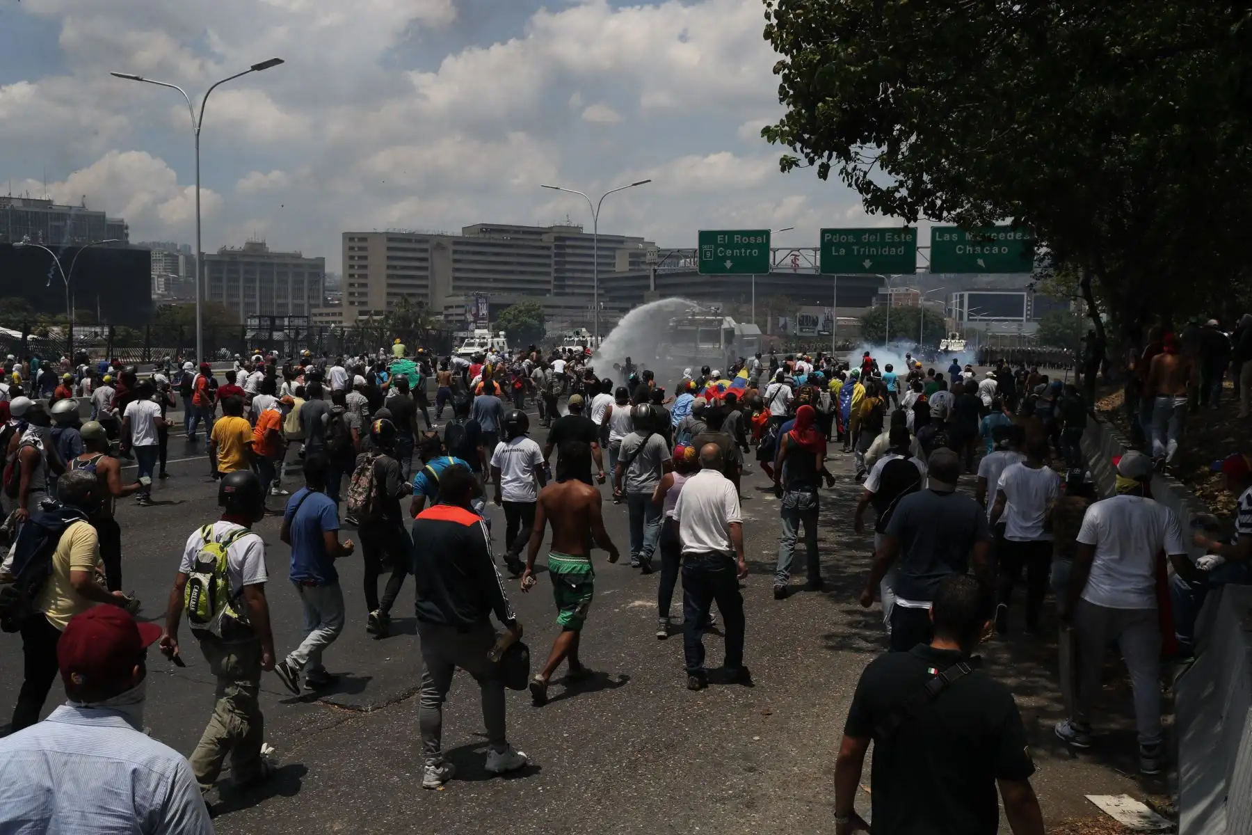 El presidente interino Juan Guaidó, participa en una marcha en contra del gobierno de Nicolas Maduro en Caracas, Venezuela. Foto: AFP