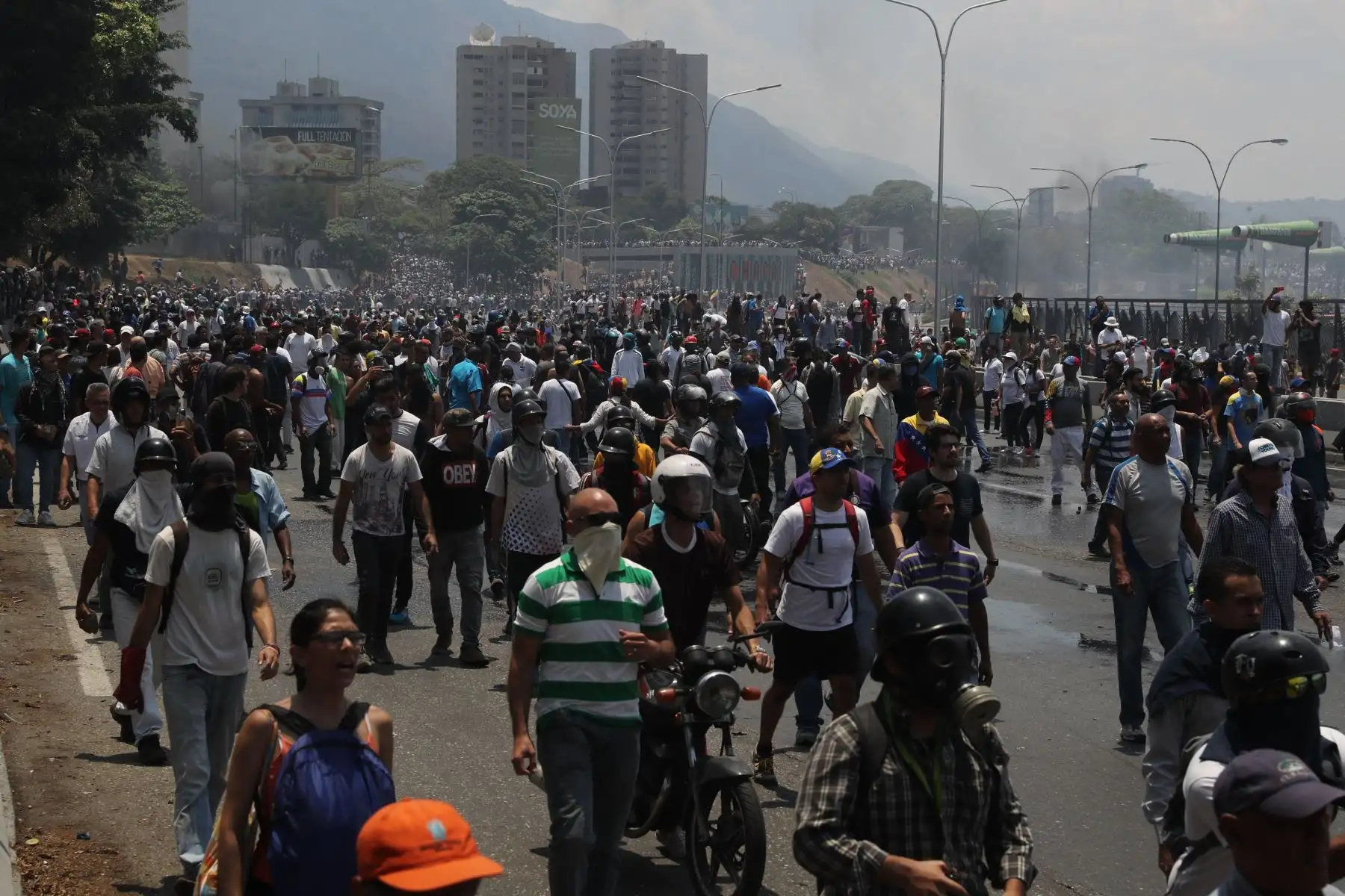 El presidente interino Juan Guaidó, participa en una marcha en contra del gobierno de Nicolas Maduro en Caracas, Venezuela. Foto: AFP
