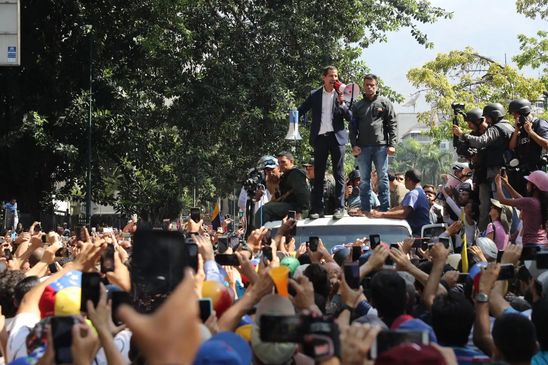El presidente interino Juan Guaidó, participa en una marcha en contra del gobierno de Nicolas Maduro en Caracas, Venezuela. Foto: AFP