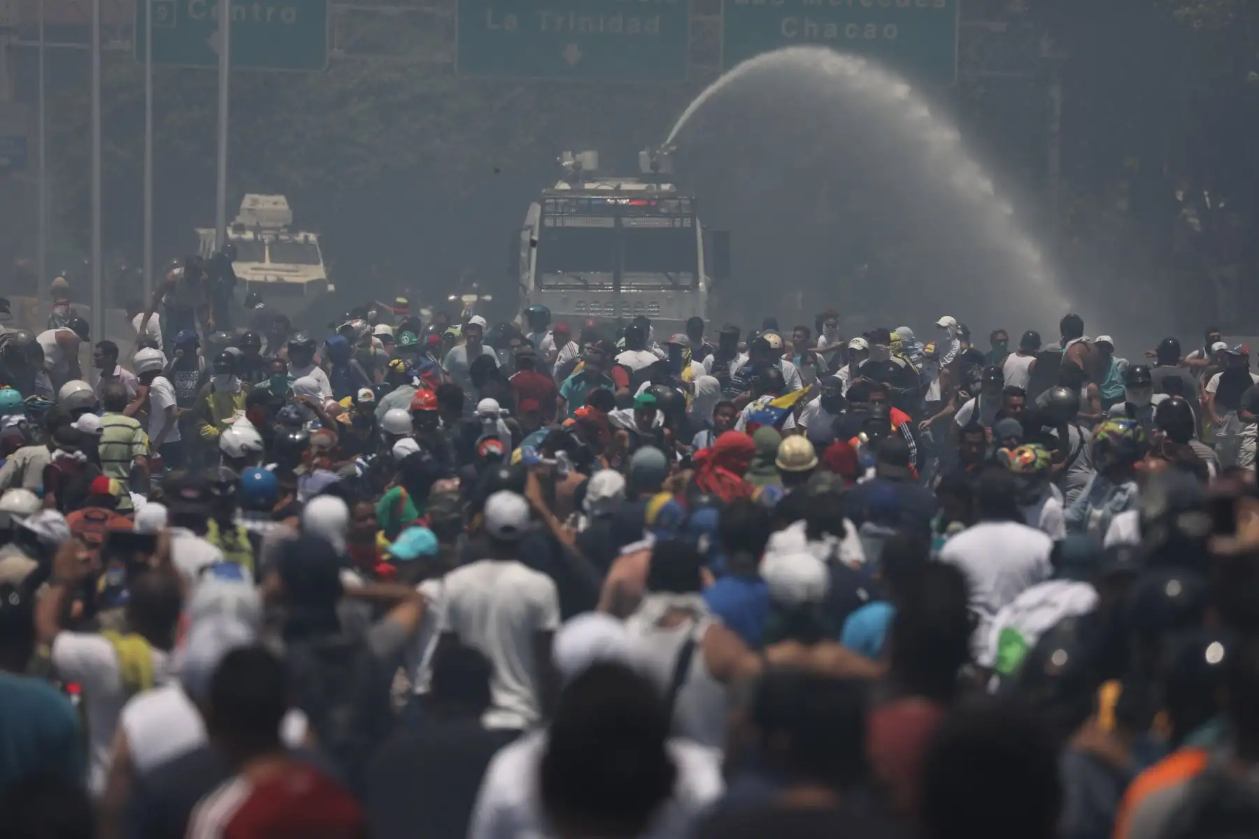 Manifestantes se enfrentan a los soldados leales a Nicolás Maduro después de que las tropas se unieran al presidente interino Juan Guaidó en Caracas. Foto: AFP