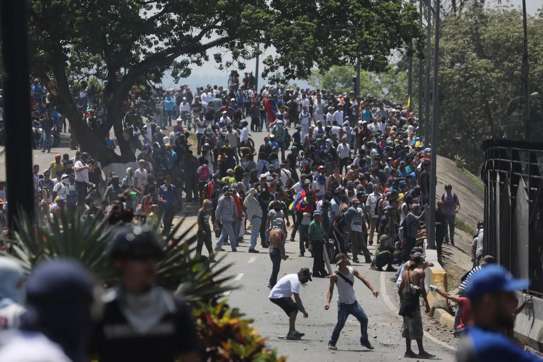 Manifestantes se enfrentan a los soldados leales a Nicolás Maduro después de que las tropas se unieran al presidente interino Juan Guaidó en Caracas. Foto: AFP