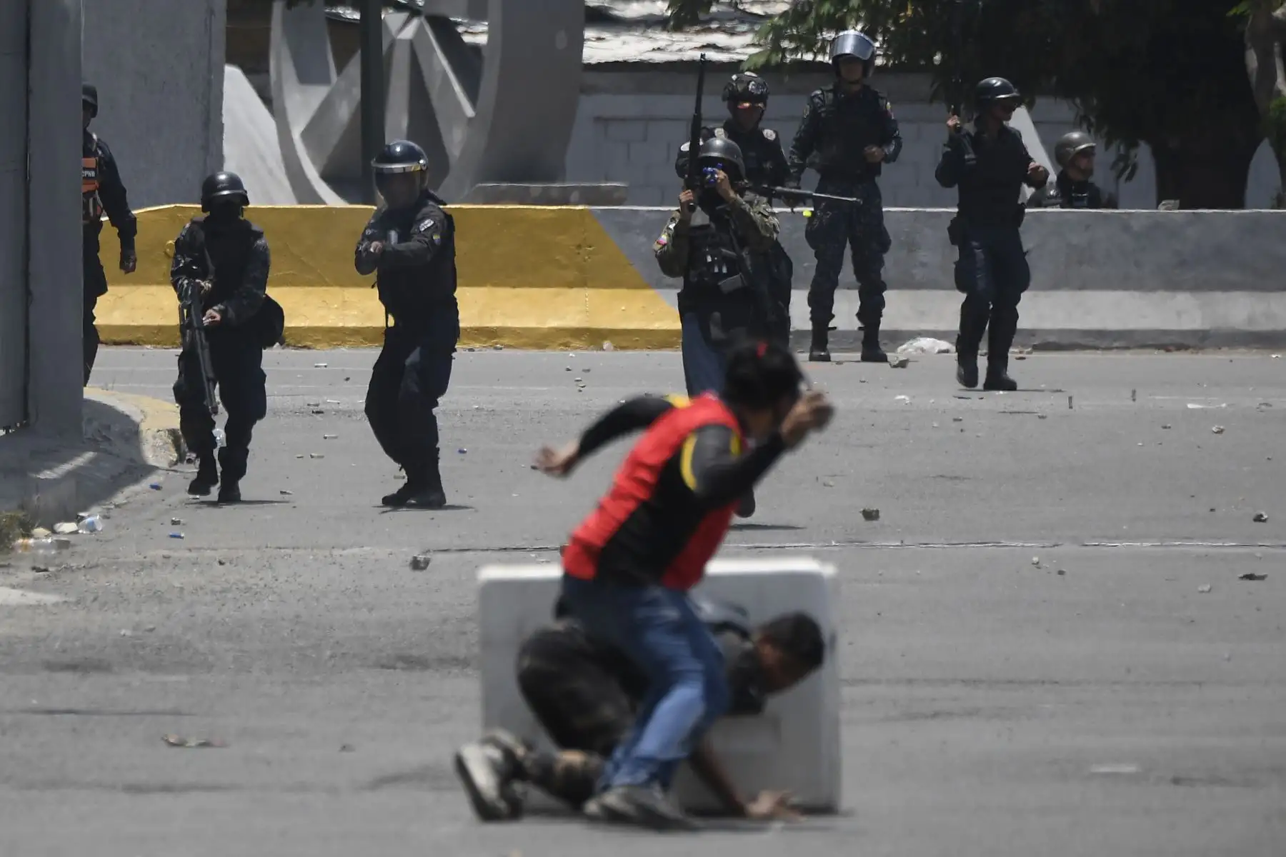 Manifestantes se enfrentan a los soldados leales a Nicolás Maduro después de que las tropas se unieran al presidente interino Juan Guaidó en Caracas. Foto: AFP