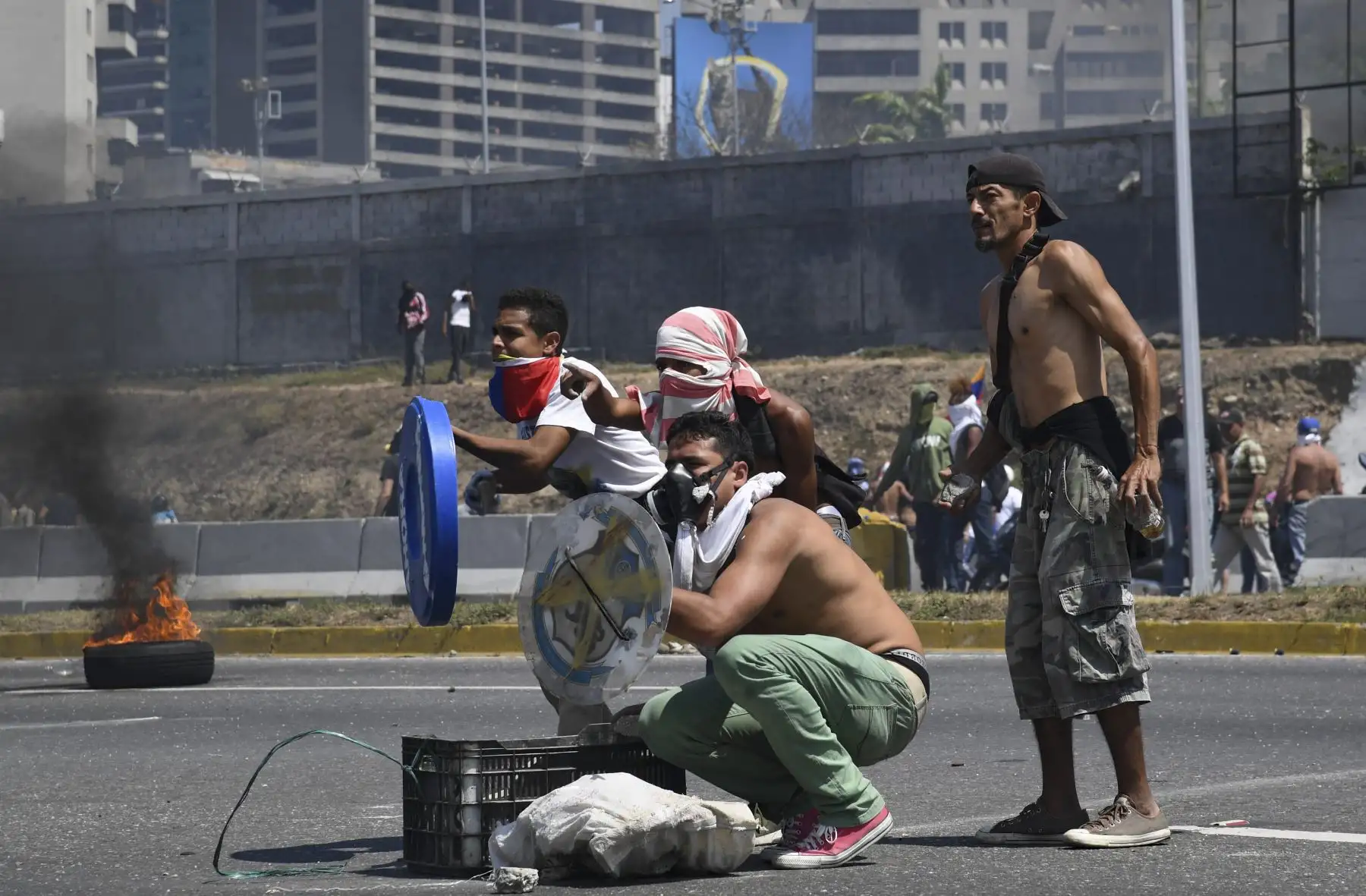 Manifestantes se enfrentan a los soldados leales a Nicolás Maduro después de que las tropas se unieran al presidente interino Juan Guaidó en Caracas. Foto: AFP