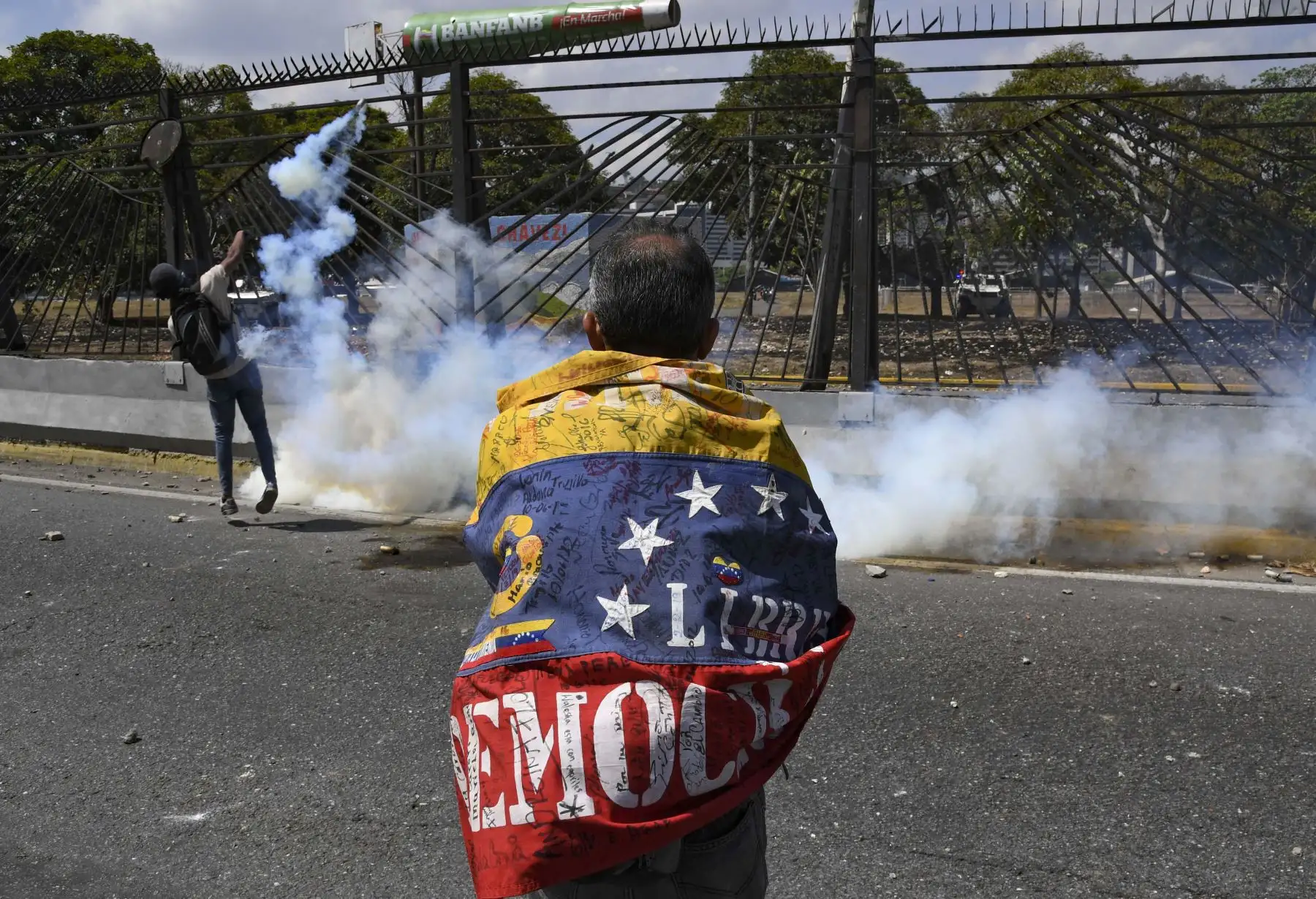 Manifestantes se enfrentan a los soldados leales a Nicolás Maduro después de que las tropas se unieran al presidente interino Juan Guaidó en Caracas. Foto: AFP