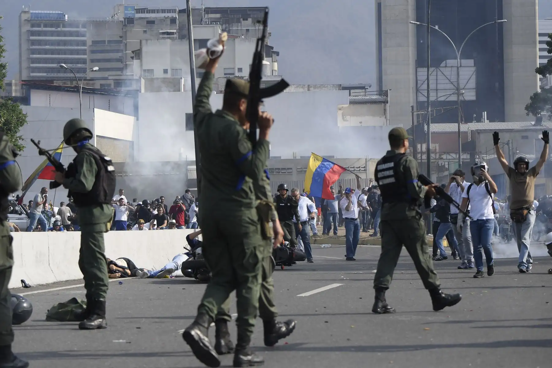 Una banda azul identifica a militares opositores a Maduro. Foto: Foto: AFP