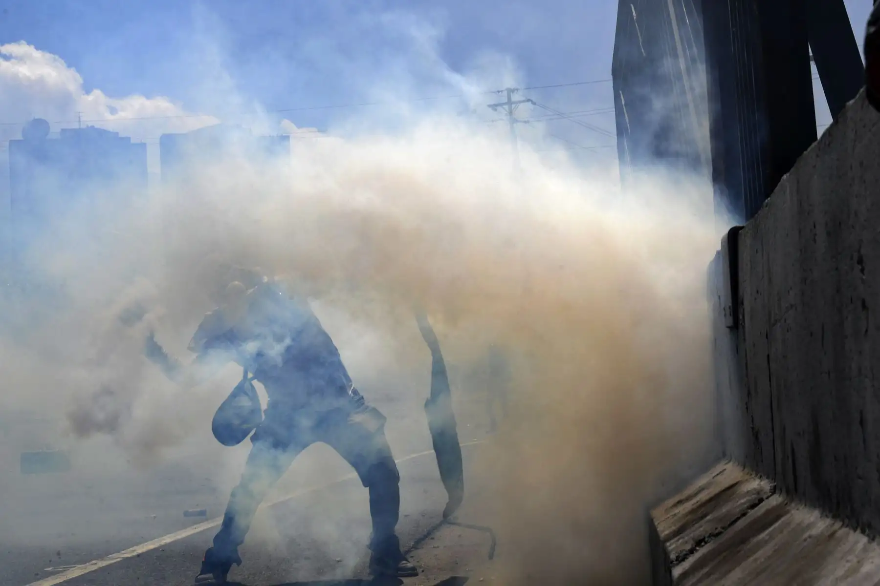 Manifestantes se enfrentan a los soldados leales a Nicolás Maduro después de que las tropas se unieran al presidente interino Juan Guaidó en Caracas. Foto: AFP