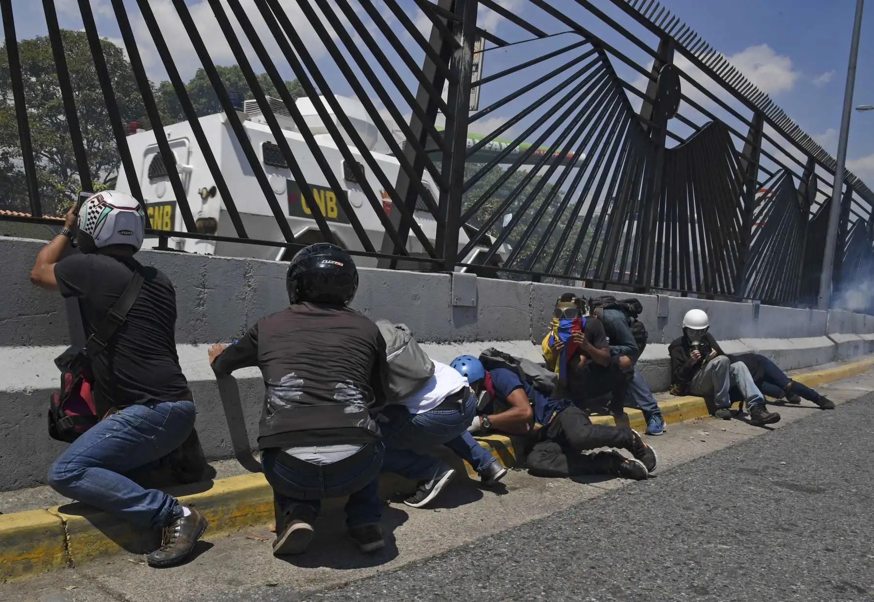 Manifestantes se enfrentan a los soldados leales a Nicolás Maduro después de que las tropas se unieran al presidente interino Juan Guaidó en Caracas. Foto: AFP