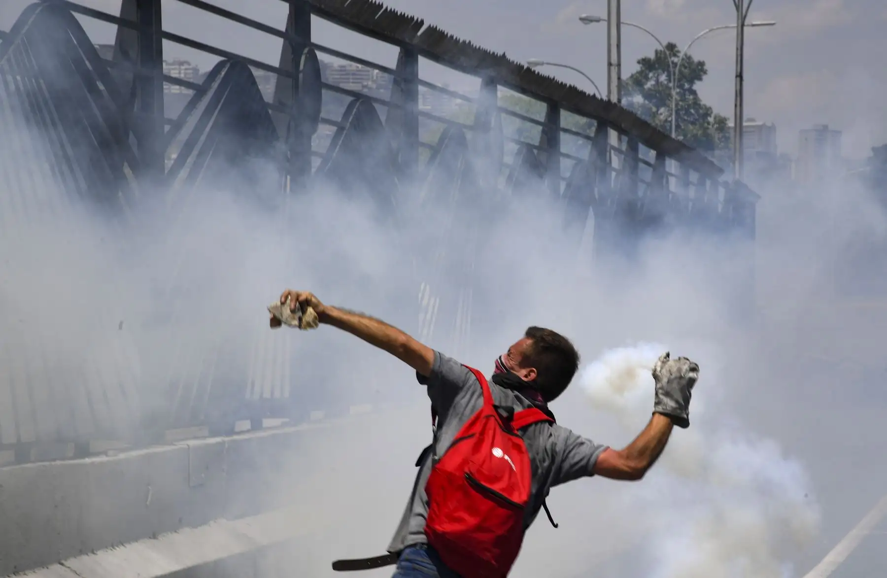 Manifestantes se enfrentan a los soldados leales a Nicolás Maduro después de que las tropas se unieran al presidente interino Juan Guaidó en Caracas. Foto: AFP