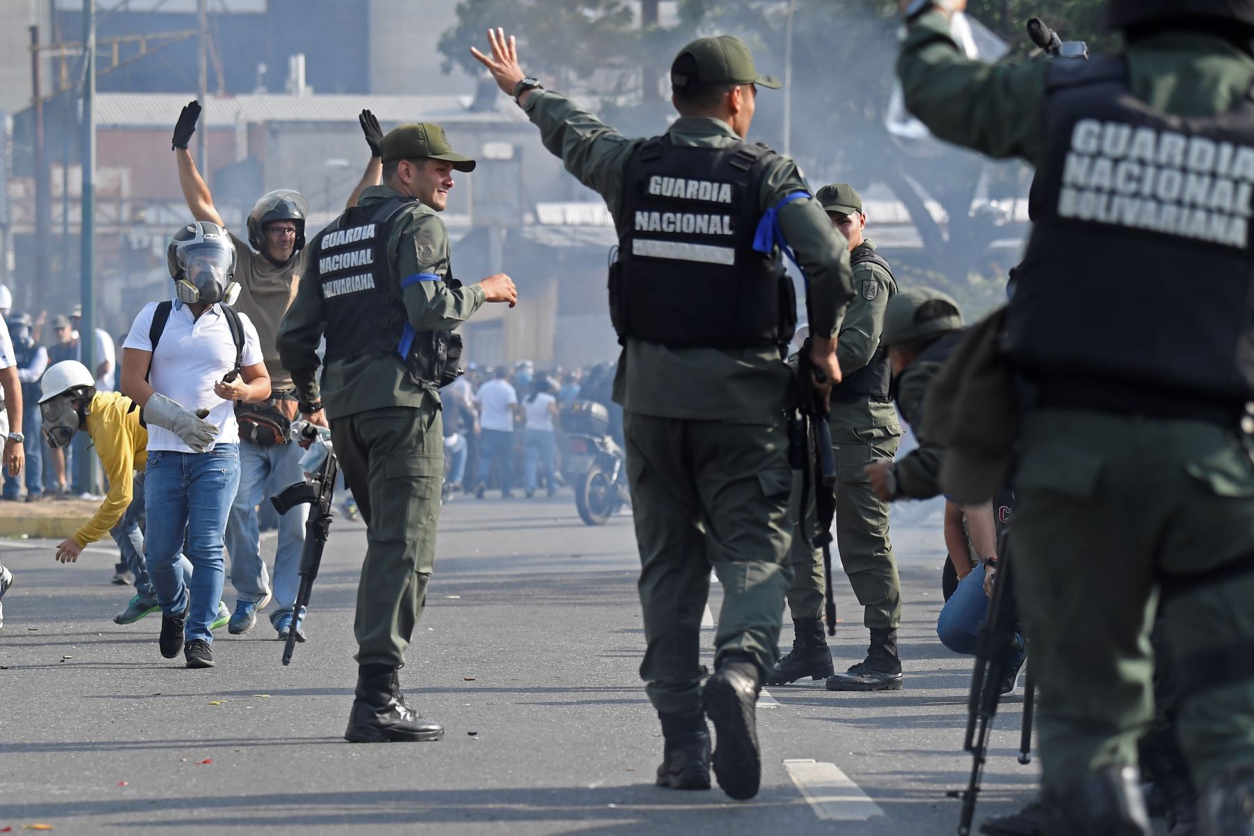 Una banda azul identifica a militares opositores a Maduro. Foto: Foto: AFP