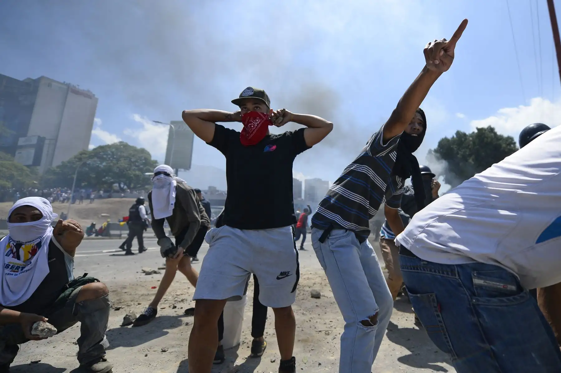 Manifestantes se enfrentan a los soldados leales a Nicolás Maduro después de que las tropas se unieran al presidente interino Juan Guaidó en Caracas. Foto: AFP