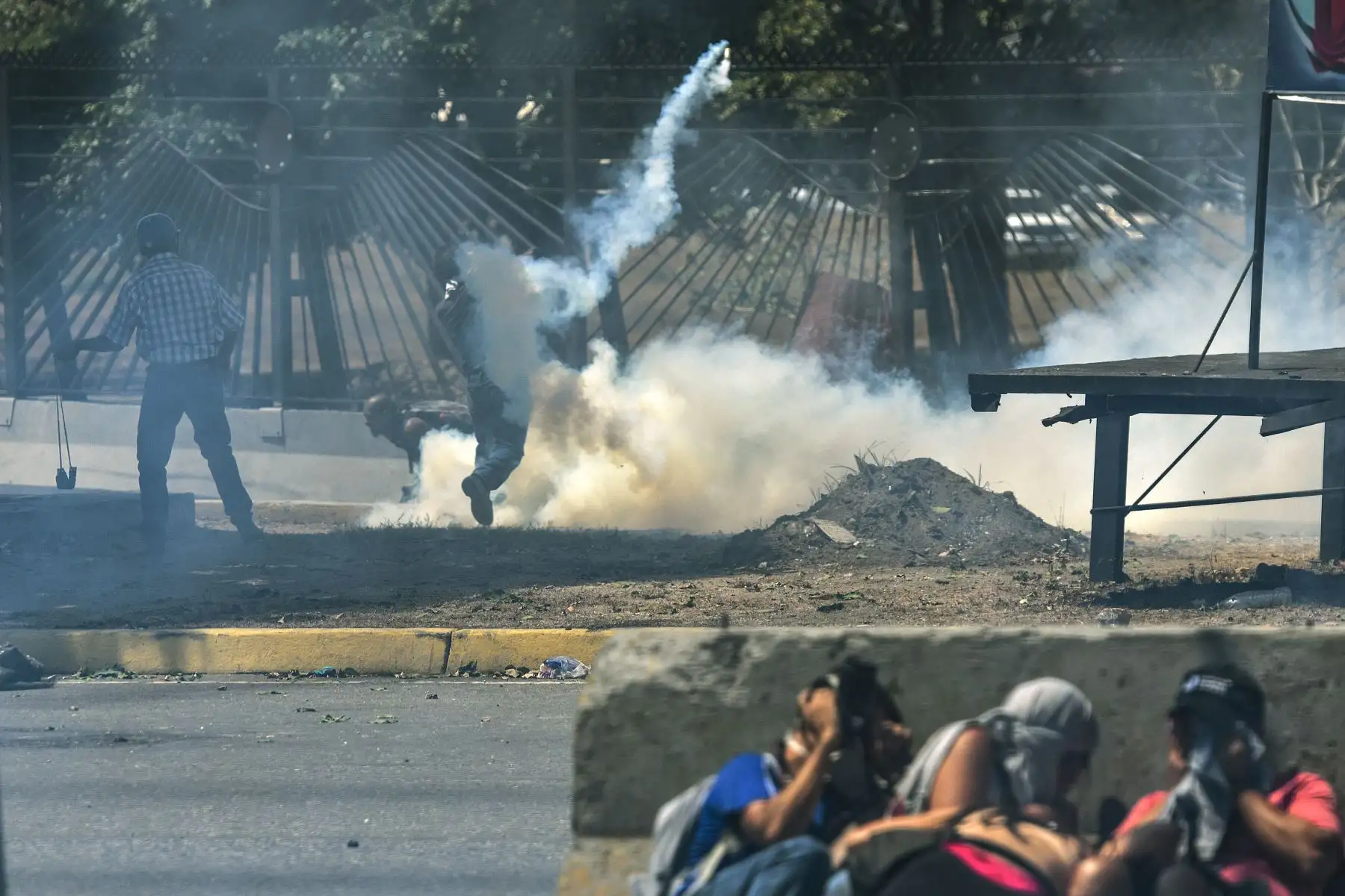 Manifestantes se enfrentan a los soldados leales a Nicolás Maduro después de que las tropas se unieran al presidente interino Juan Guaidó en Caracas. Foto: AFP
