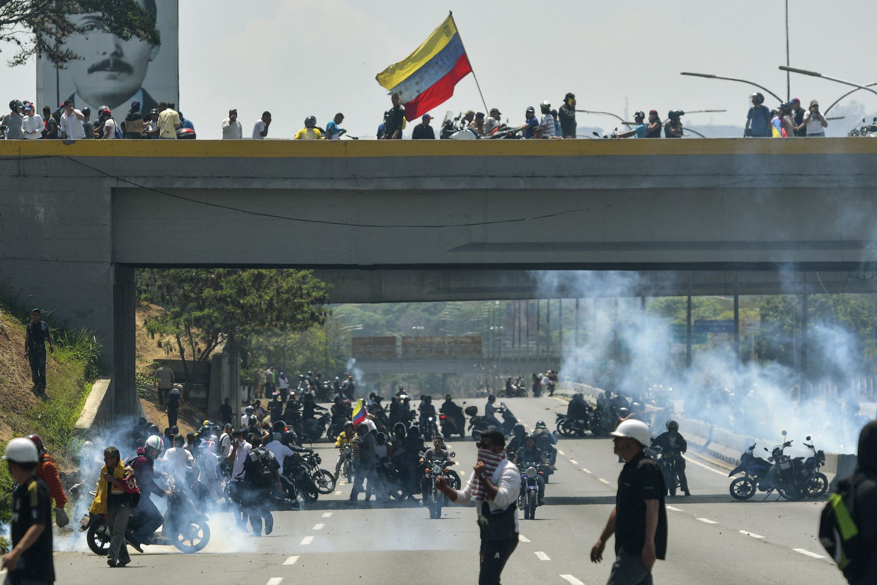 Manifestantes se enfrentan a los soldados leales a Nicolás Maduro después de que las tropas se unieran al presidente interino Juan Guaidó en Caracas. Foto: AFP