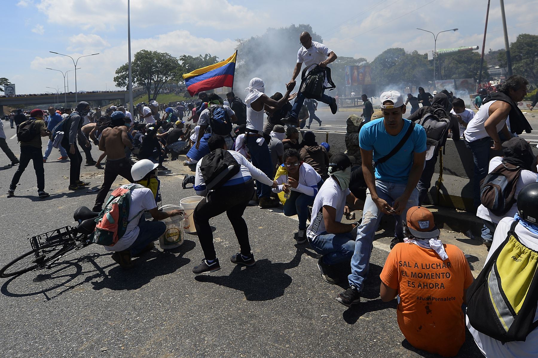 Manifestantes se enfrentan a los soldados leales a Nicolás Maduro después de que las tropas se unieran al presidente interino Juan Guaidó en Caracas. Foto: AFP