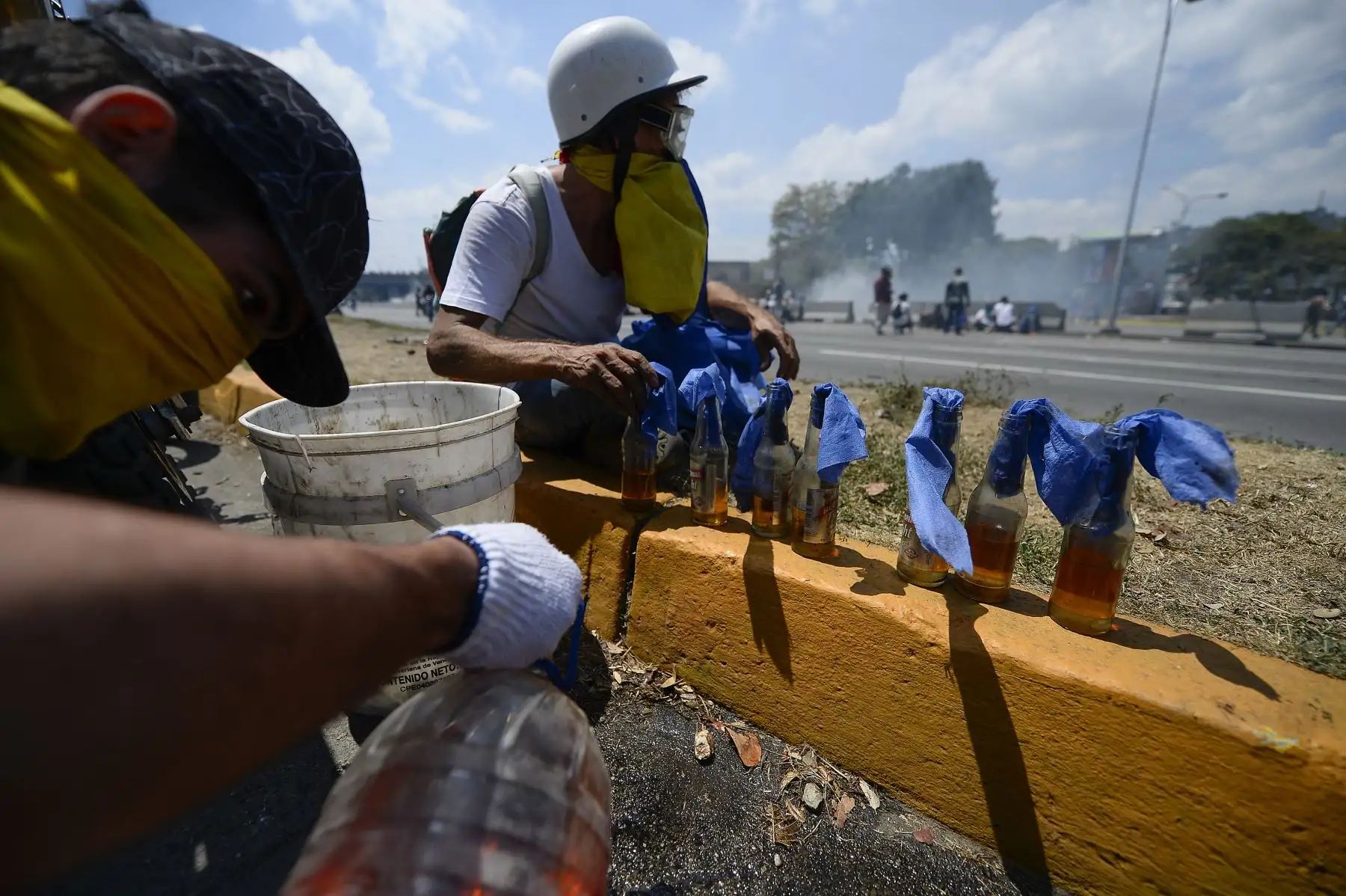 Manifestantes se enfrentan a los soldados leales a Nicolás Maduro después de que las tropas se unieran al presidente interino Juan Guaidó en Caracas. Foto: AFP