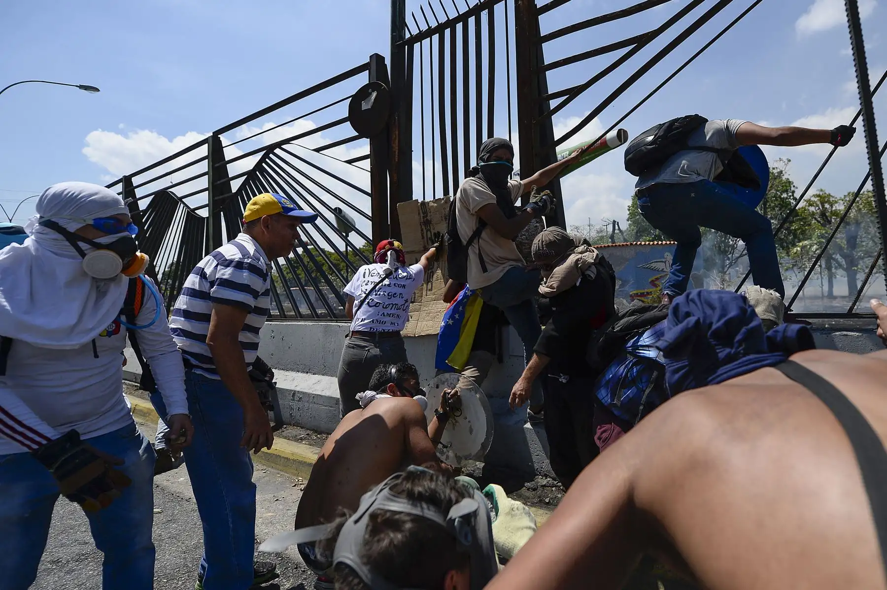 Manifestantes se enfrentan a los soldados leales a Nicolás Maduro después de que las tropas se unieran al presidente interino Juan Guaidó en Caracas. Foto: AFP