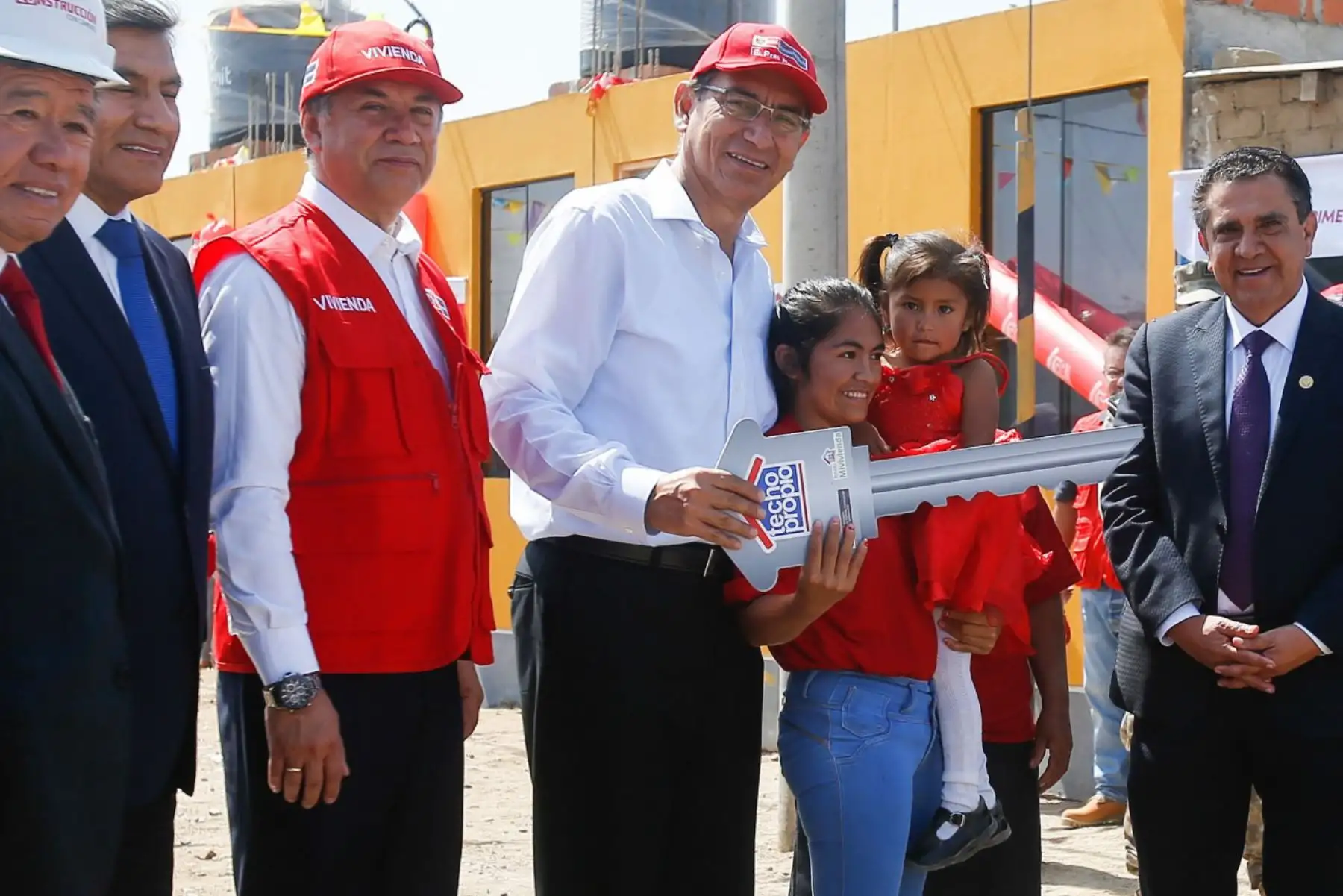 El ministro de Vivienda, Construcción y Saneamiento, Miguel Estrada, informó que a la fecha se han entregado 1,007 viviendas definitivas en el departamento de La Libertad, a las familias damnificadas del fenómeno El Niño Costero, en el marco del proceso de Reconstrucción con Cambios.