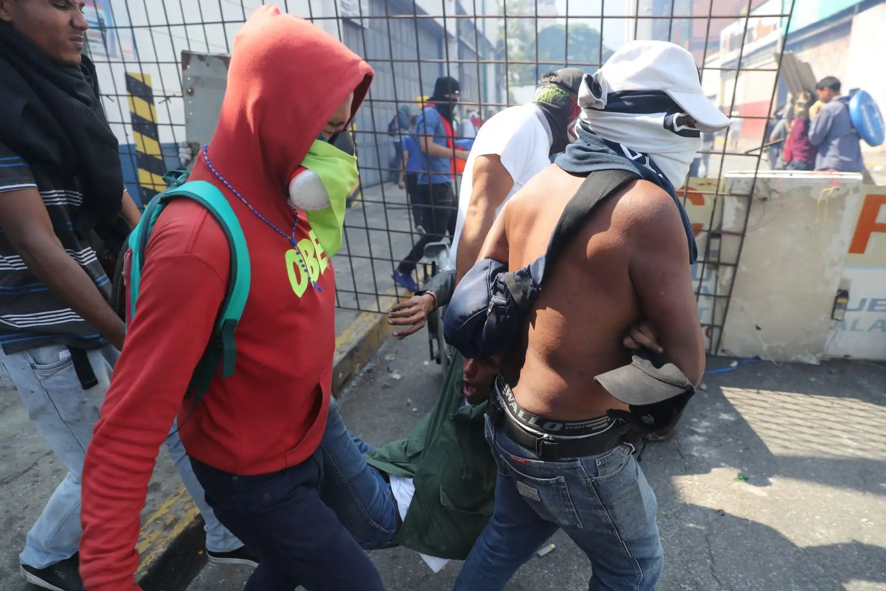 Simpatizantes del presidente interino Juan Guaidó, ayudan a un herido durante una manifestación en contra de Nicolás Maduro. Foto: EFE