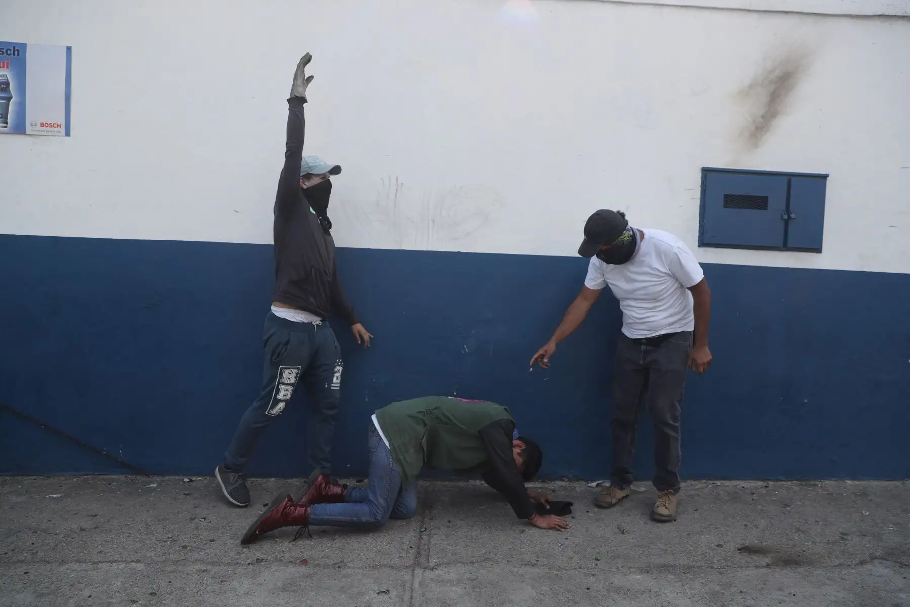 Simpatizantes del presidente interino Juan Guaidó, ayudan a un herido durante una manifestación en contra de Nicolás Maduro. Foto: EFE