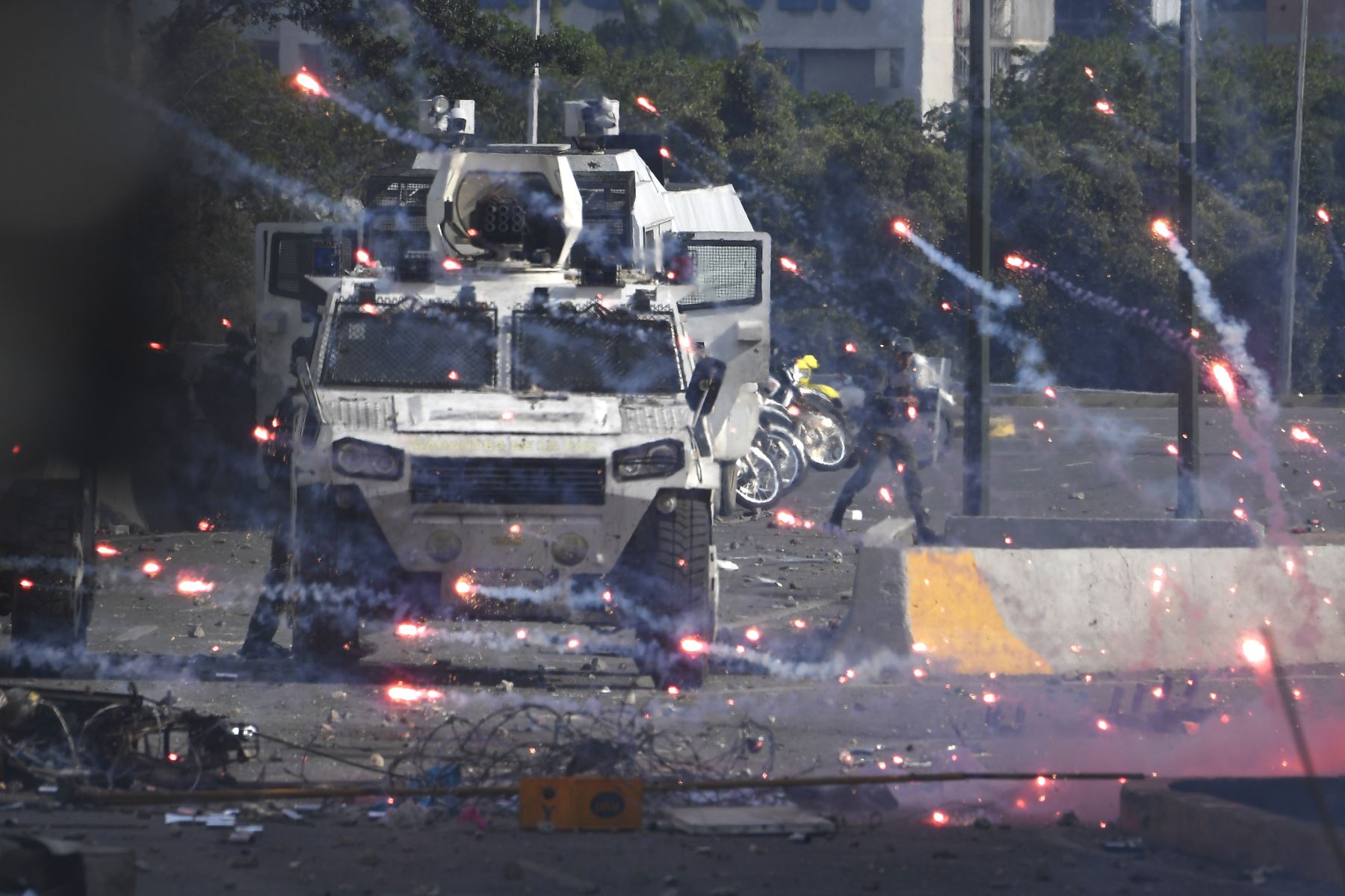 Las fuerzas leales a Nicolás Maduro se enfrentan con los partidarios del presidente interino Juan Guaidó.
Foto:AFP