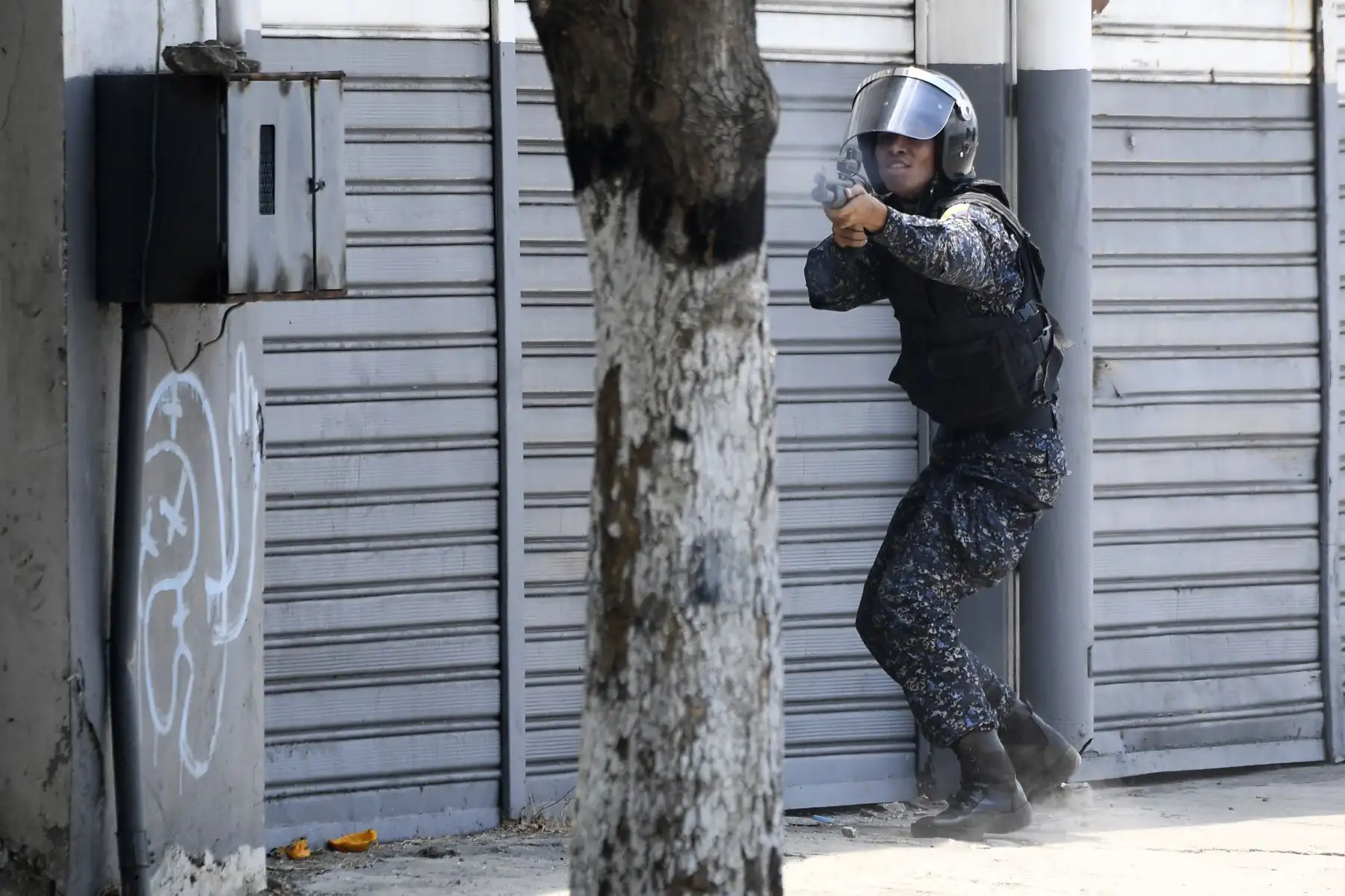 Un soldado leal a Nicolás Maduro se enfrenta a los manifestantes después de que las tropas se unieran al presidente interino Juan Guaido en su campaña para derrocar a Maduro, en los alrededores de la base militar La Carlota. 
Foto:AFP