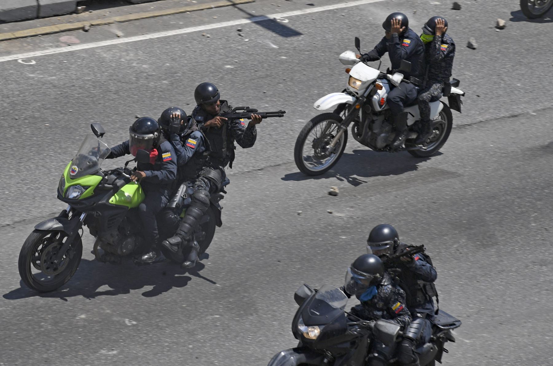 Los oficiales de la policía bolivariana internacional abrieron fuego contra los manifestantes de la oposición durante los enfrentamientos después de que las tropas se unieran al presidente interino Juan Guaidó en su campaña para derrocar a Maduro, en los alrededores de la base militar La Carlota en Caracas. 
Foto:AFP