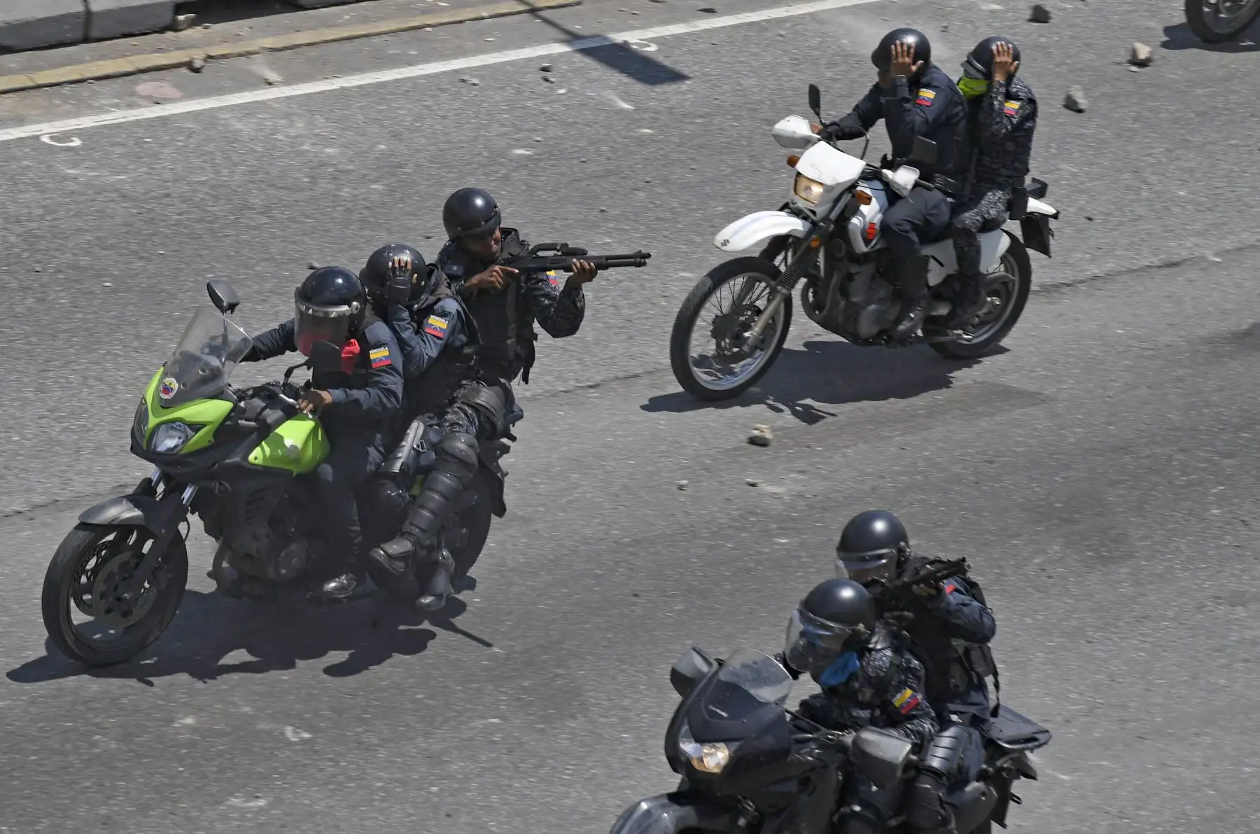 Los oficiales de la policía bolivariana internacional abrieron fuego contra los manifestantes de la oposición durante los enfrentamientos después de que las tropas se unieran al presidente interino Juan Guaidó en su campaña para derrocar a Maduro, en los alrededores de la base militar La Carlota en Caracas. 
Foto:AFP