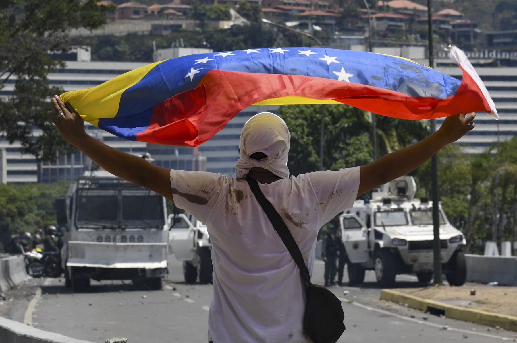 Manifestantes leales al presidente interino Juan Guaidó se enfrenta con  partidarios leales a Nicolás Maduro.
Foto:AFP