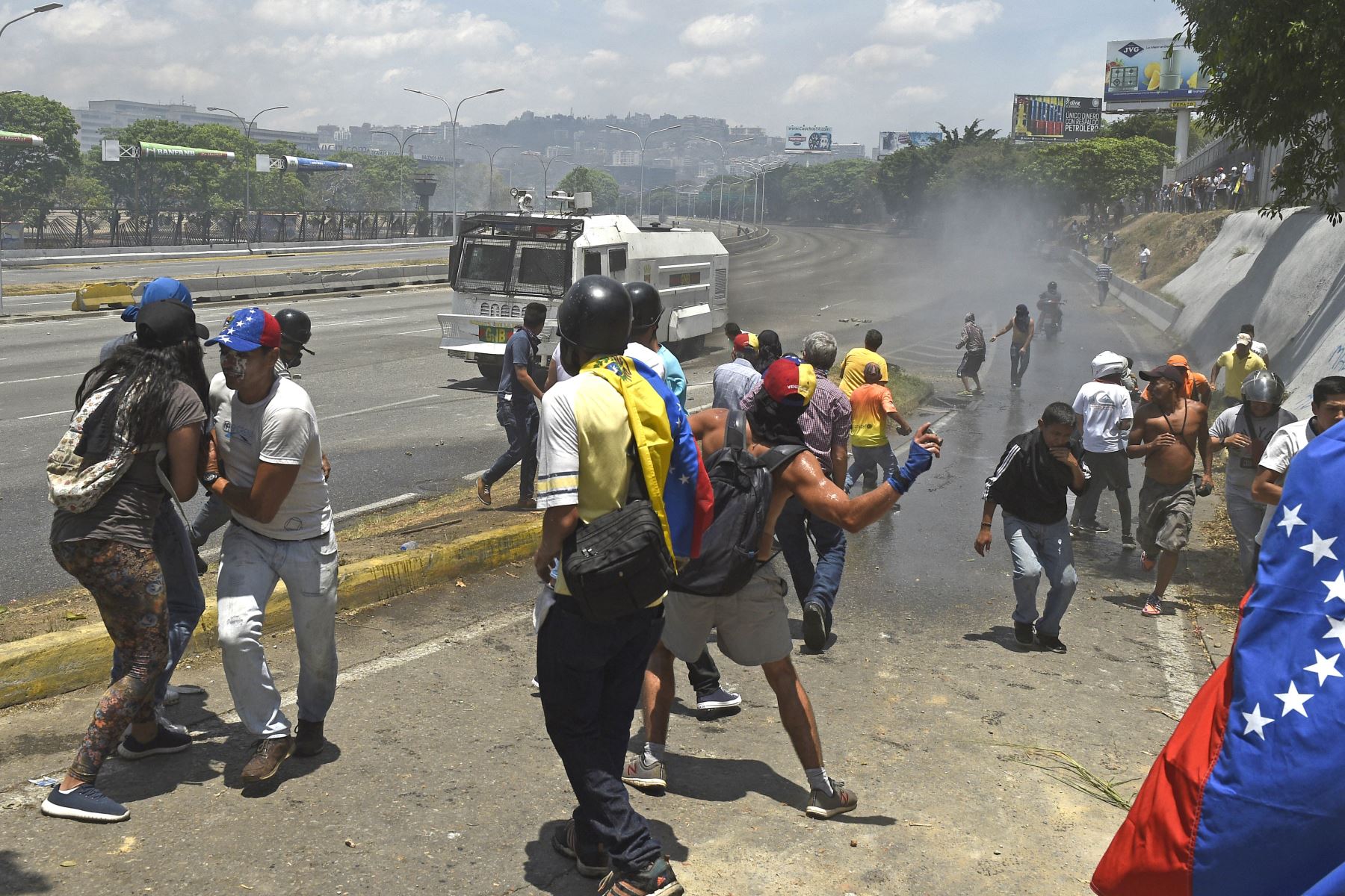 Los manifestantes de la oposición se enfrentan con soldados leales a Nicolás Maduro después de que las tropas se unieran al presidente Juan Guaido.
Foto: AFP