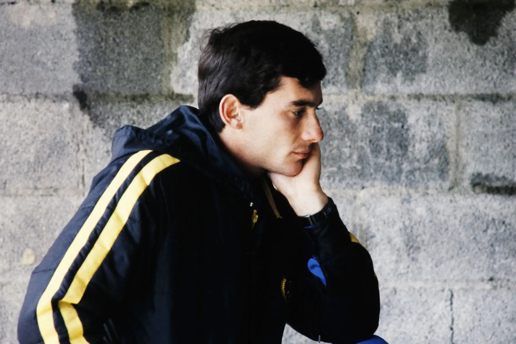 El piloto brasileño de Fórmula Uno, Ayrton Senna, se concentra el 3 de mayo de 1986 en el circuito de Nogaro. 
Foto: AFP
