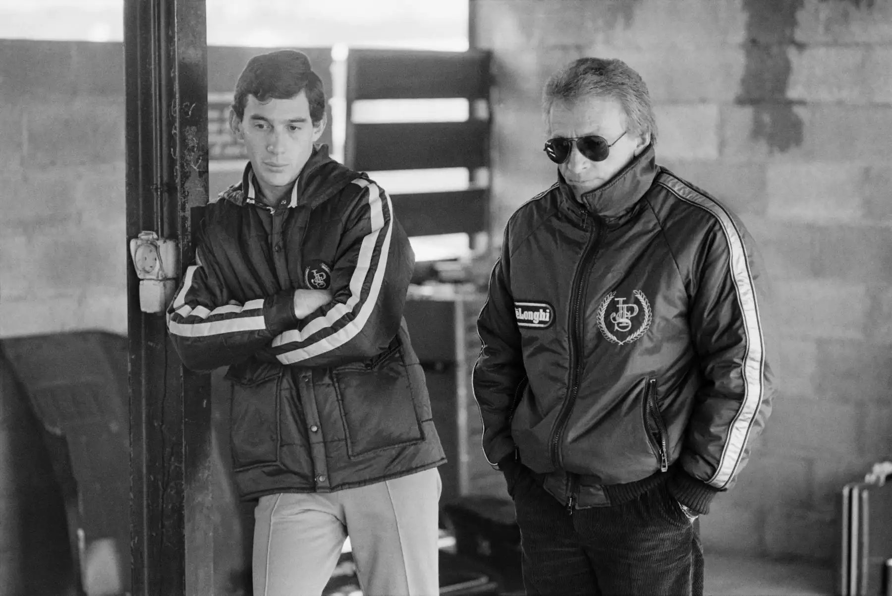 El piloto brasileño de Fórmula Uno, Ayrton Senna (L) y el diseñador francés de Fórmula Uno, y diseñador del Lotus 97T conducido por Senna, GÈrard Ducarouge (R) se fijan en los mecánicos que preparan el Lotus 97T el 3 de mayo de 1986 en el circuito de Nogaro. 
Foto:AFP