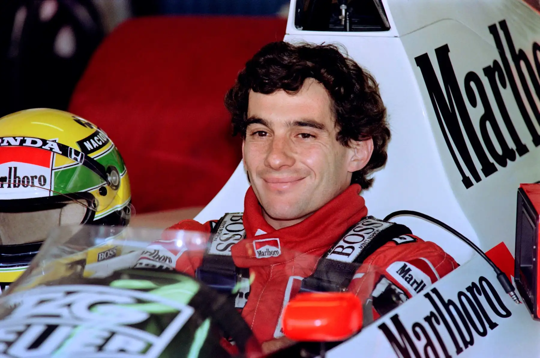 El piloto brasileño de Fórmula Uno, Ayrton Senna, sonríe después de tomar la posición para el Gran Premio de Portugal  en Estoril el 23 de septiembre de 1989.
Foto:AFP