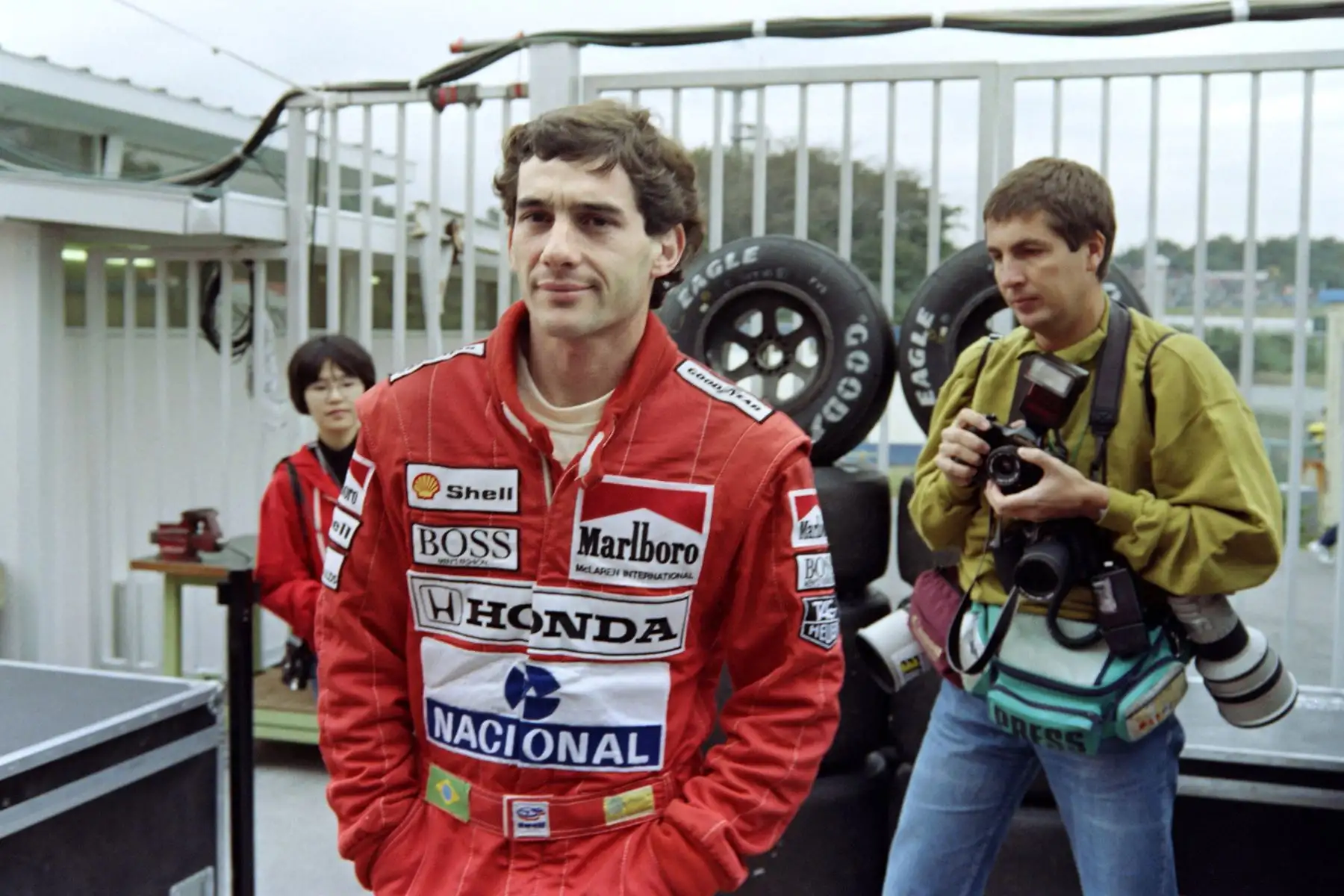 El piloto brasileño de Fórmula Uno, Ayrton Senna, se para después de marcar el récord del curso 1min 38.04 y obtener una posición durante la sesión de práctica de calificación el 21 de octubre de 1989 en el circuito de Suzuka para el Gran Premio de F1 Japón. 
Foto:AFP