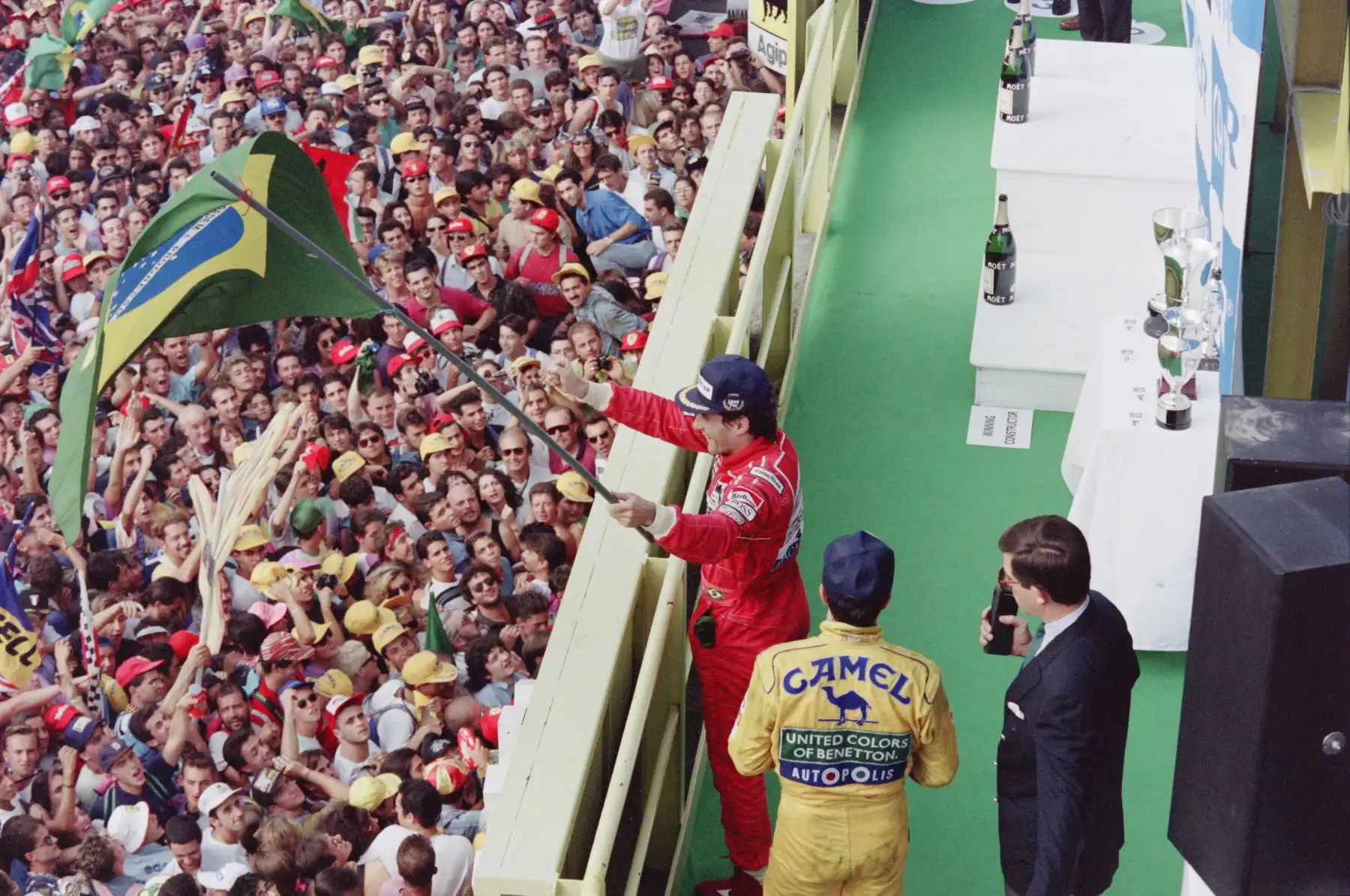 El piloto brasileño de Fórmula Uno, Ayrton Senna (McLaren-Honda) sostiene una bandera brasileña y saluda a la multitud después del Gran Premio de Italia en Monza, el 13 de septiembre de 1992. 
Foto:AFP